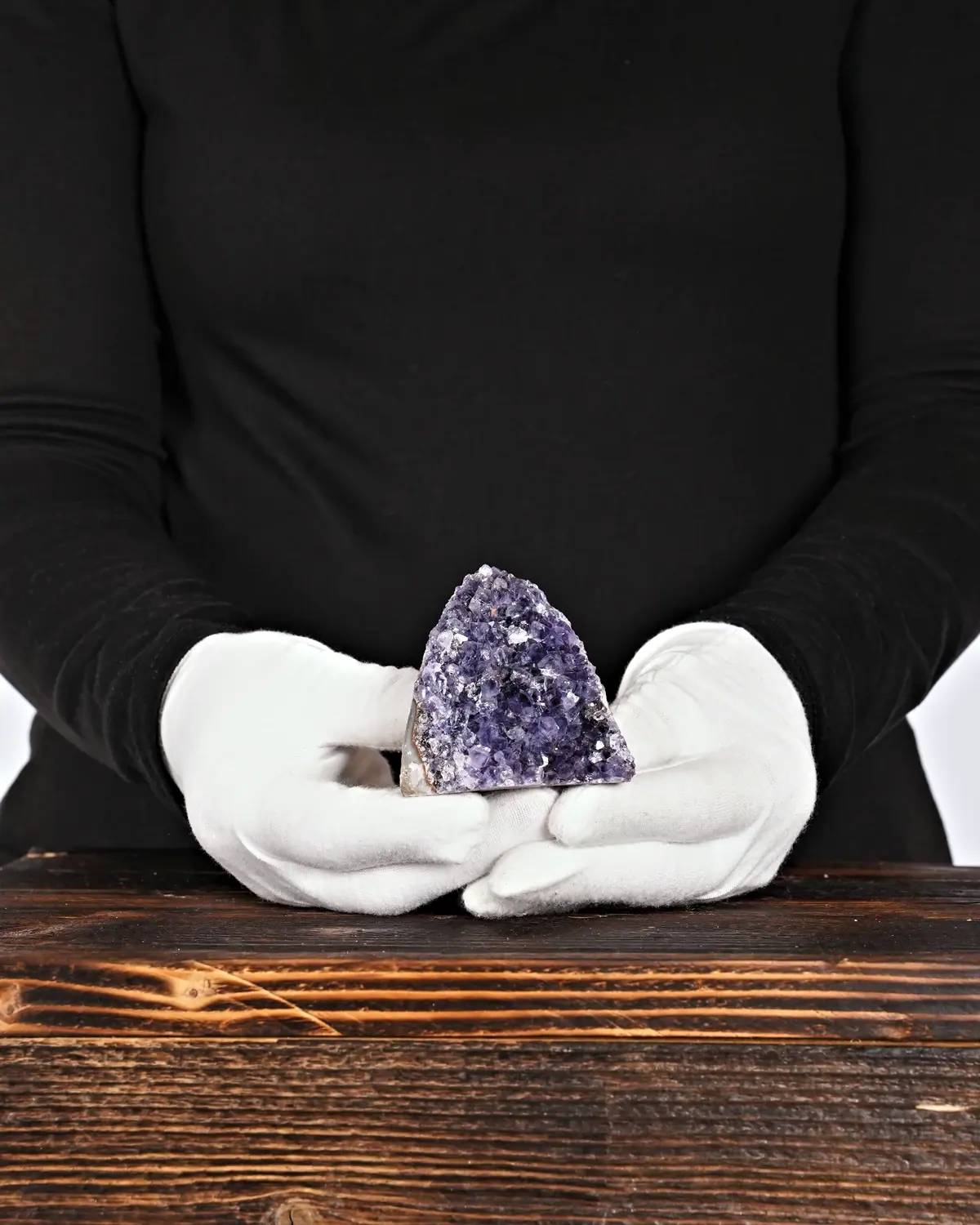 Amethyst in weiss behandschuhten Händen