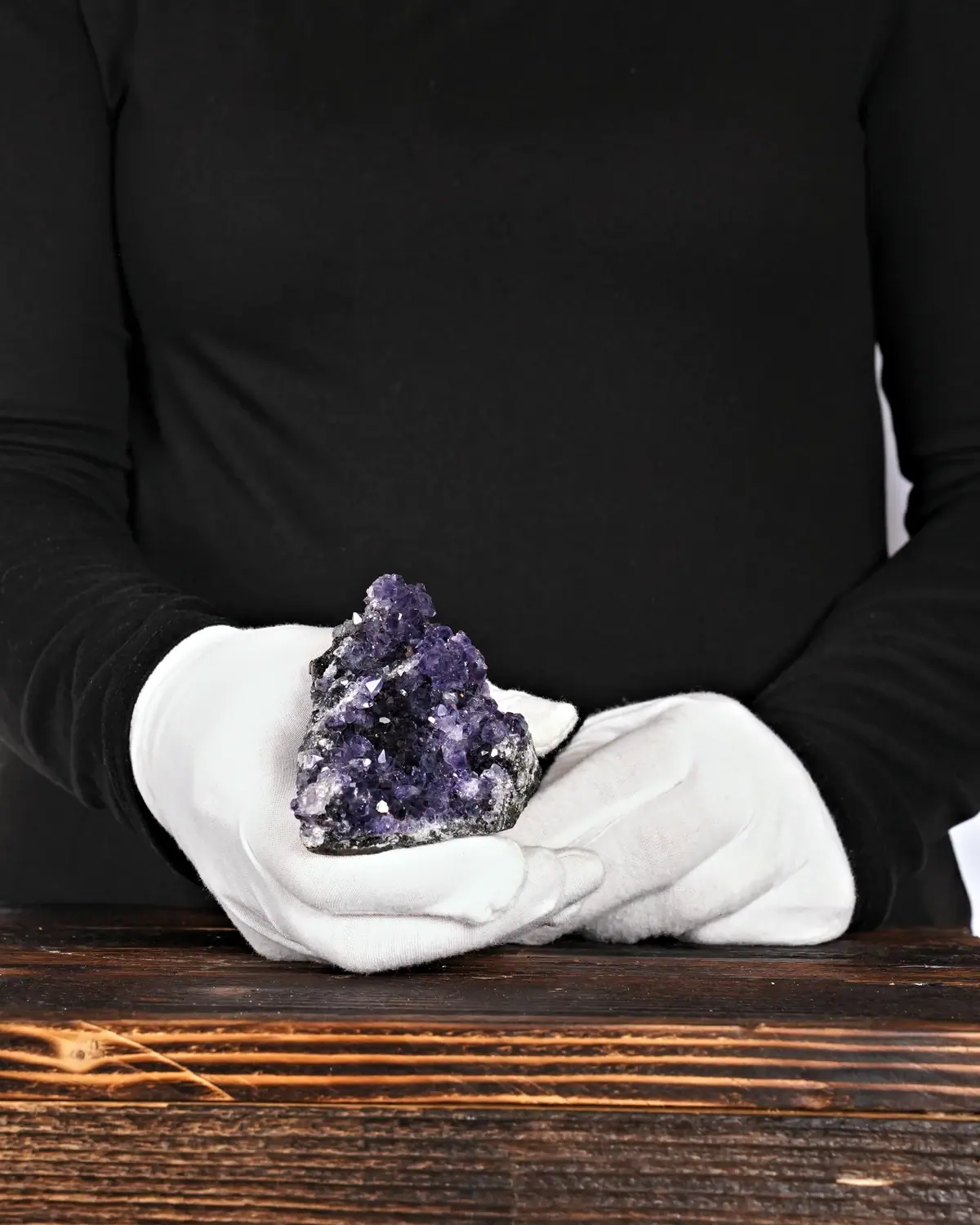 Amethyst in weiss behandschuhten Händen