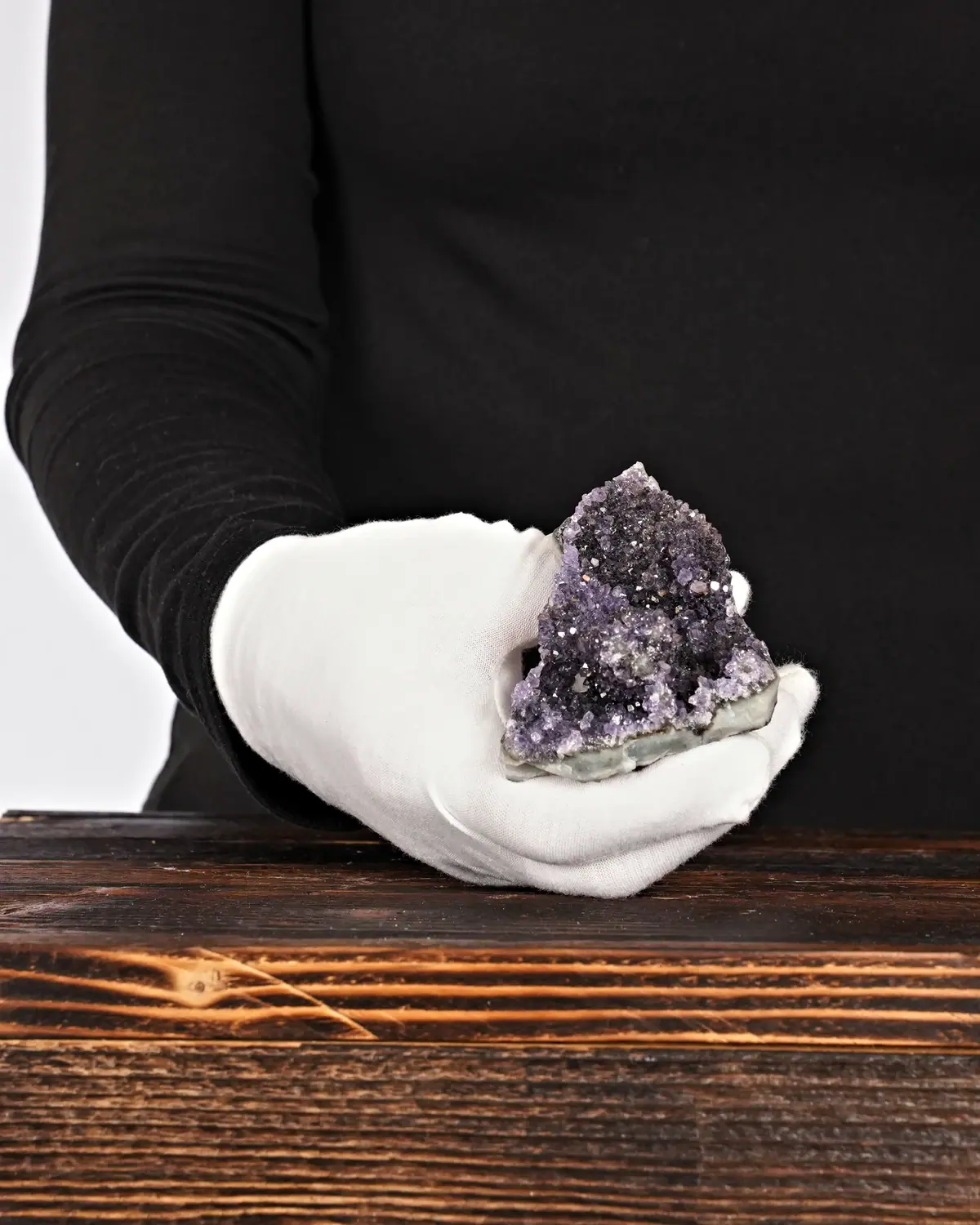 Amethyst in weiss behandschuhten Händen
