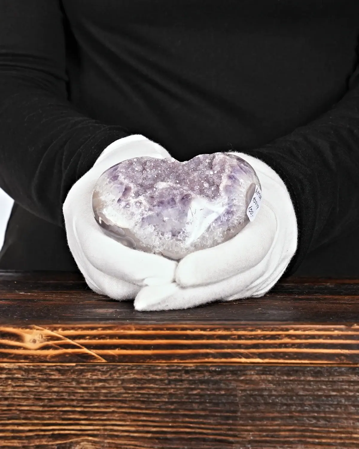 Amethyst in weiss behandschuhten Händen