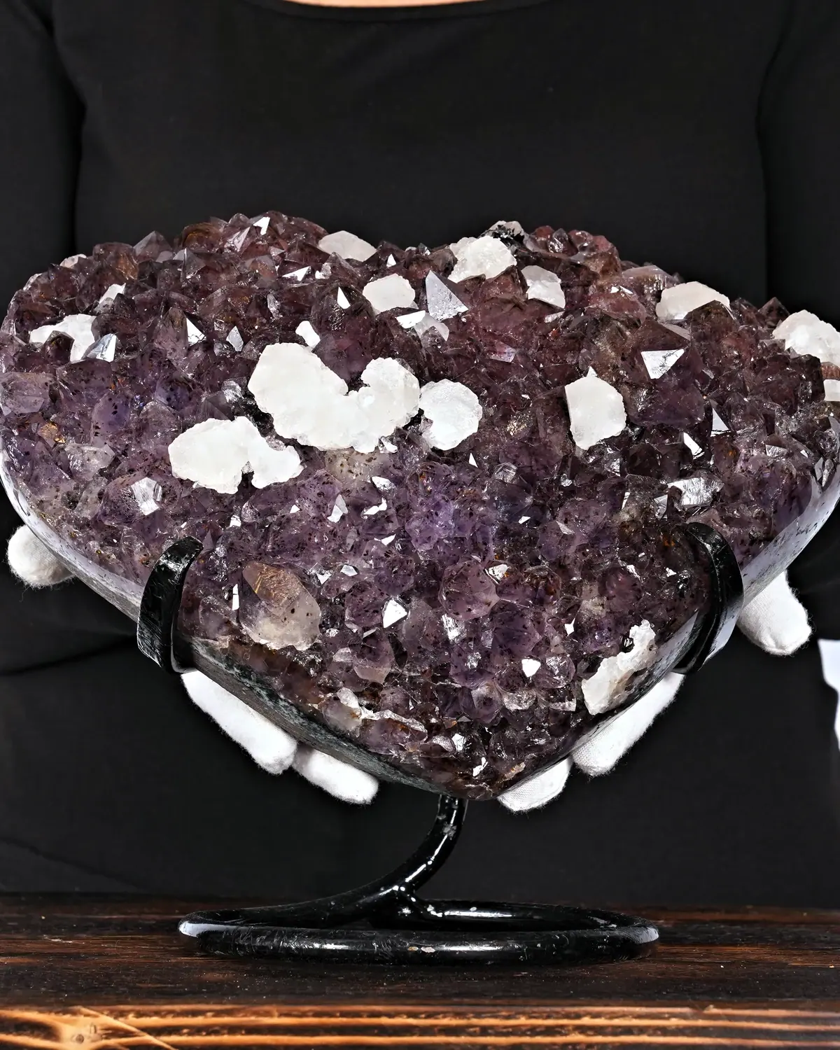 Amethyst in weiss behandschuhten Händen