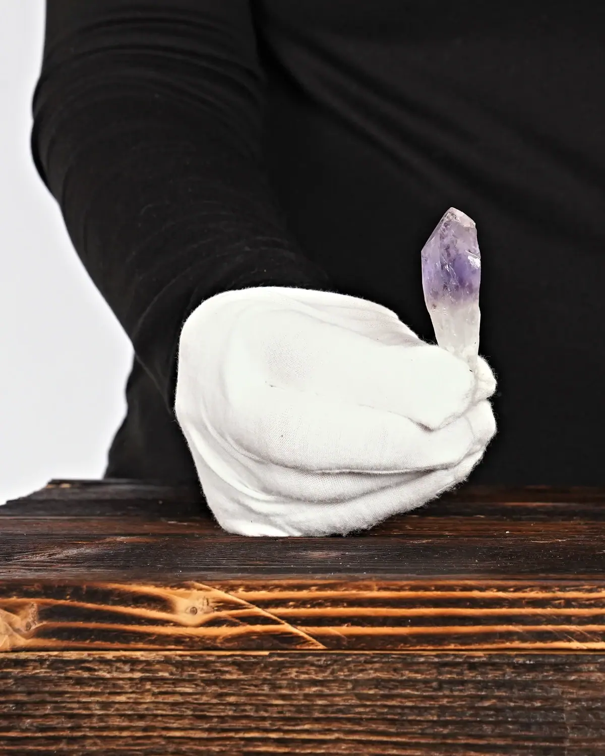 Amethyst Spitzen Nr. 28 in weiss behandschuhten Händen