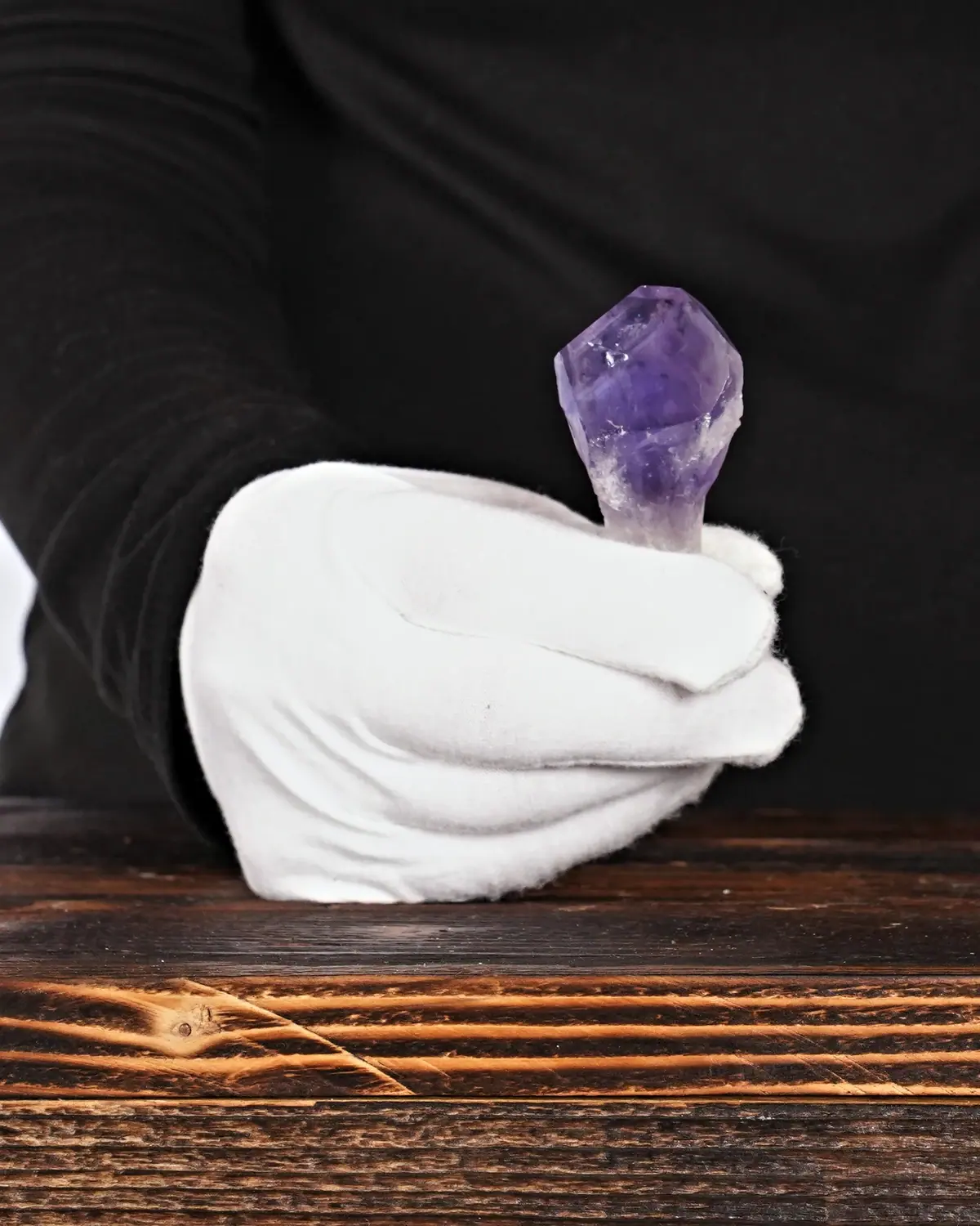 Amethyst Spitzen Nr. 28 in weiss behandschuhten Händen