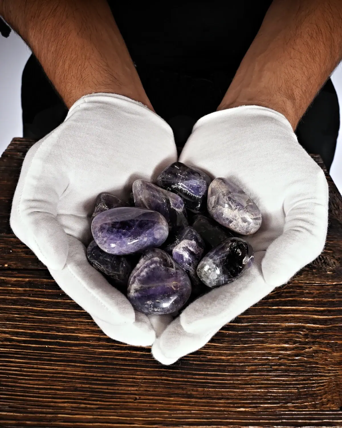 Amethyst in weiss behandschuhten Händen