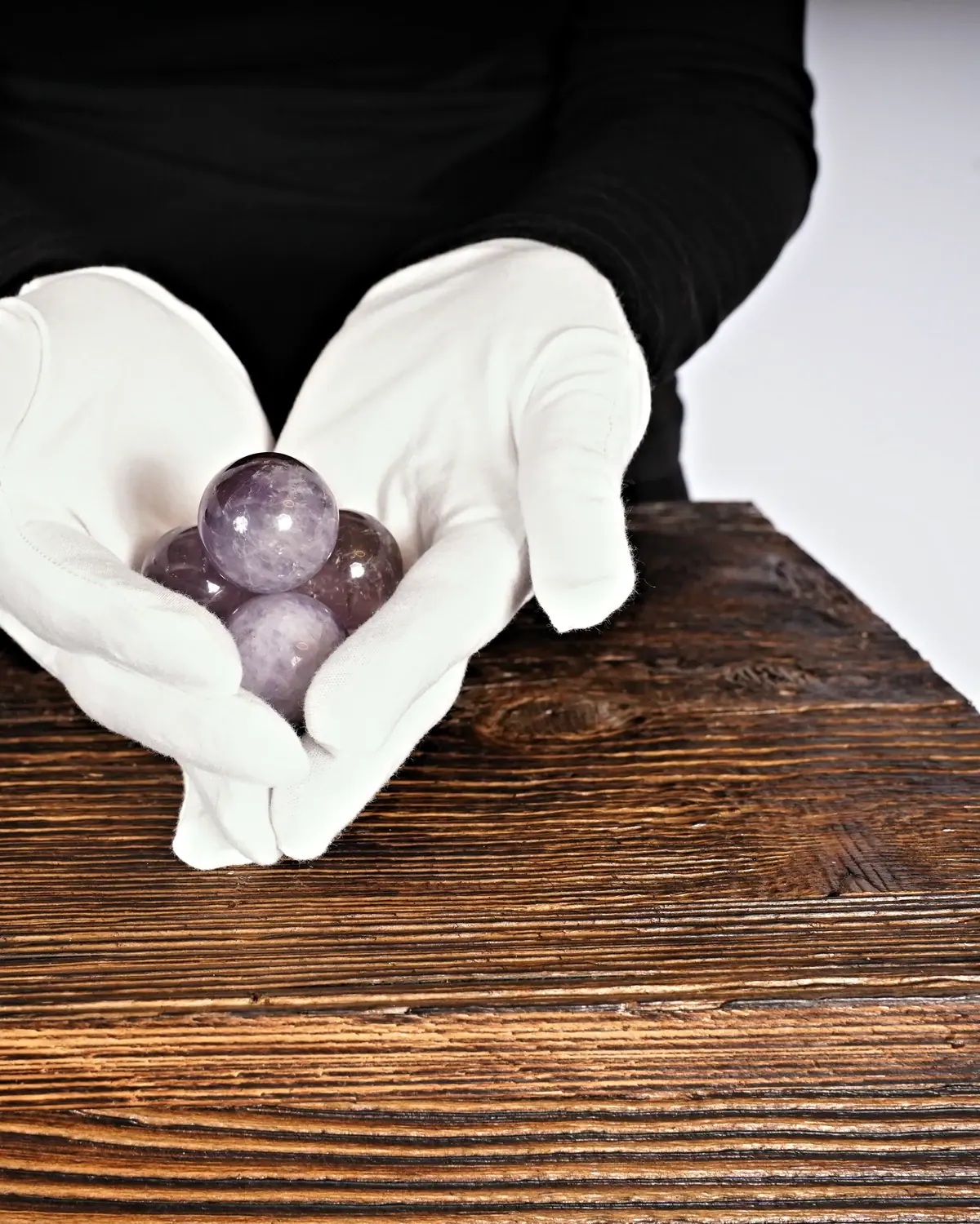 Amethyst in weiss behandschuhten Händen