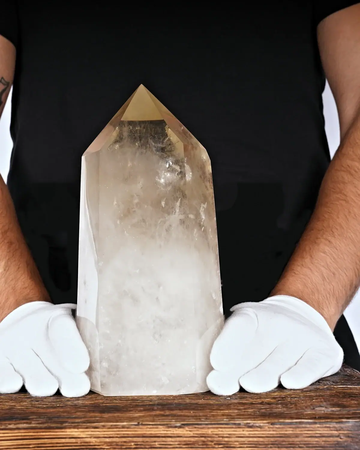 Bergkristall in weiss behandschuhten Händen