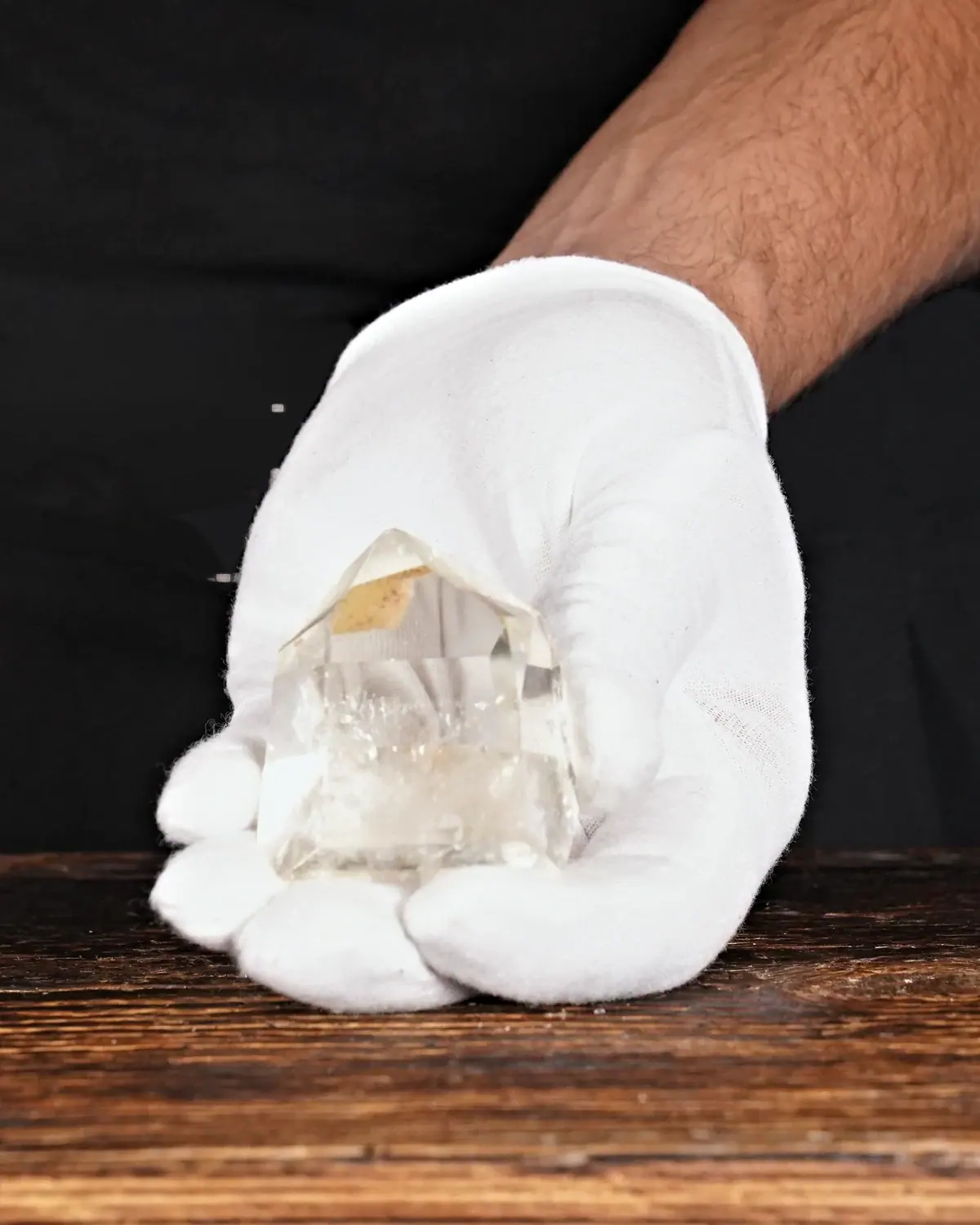 Bergkristall in weiss behandschuhten Händen