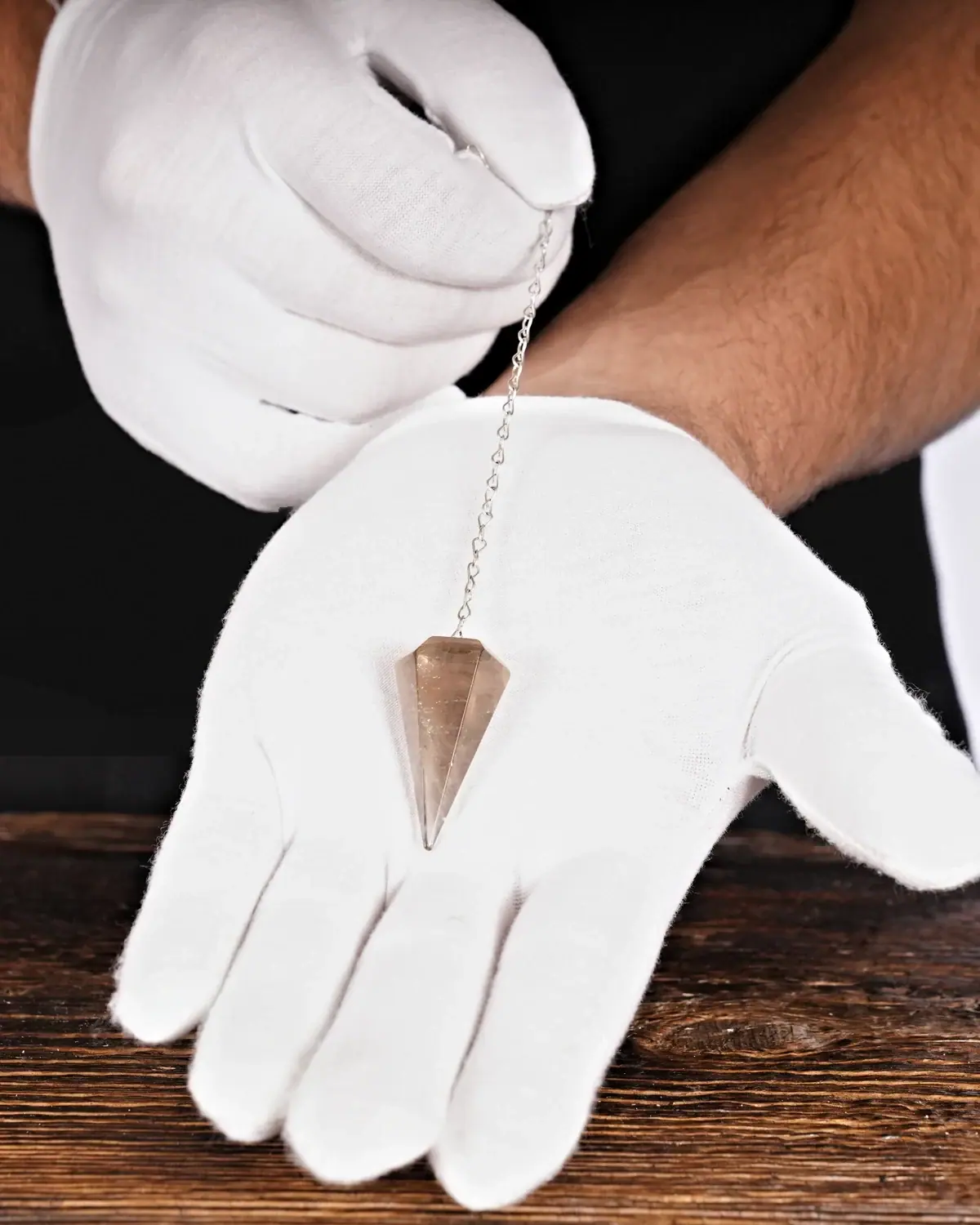 Bergkristall in weiss behandschuhten Händen