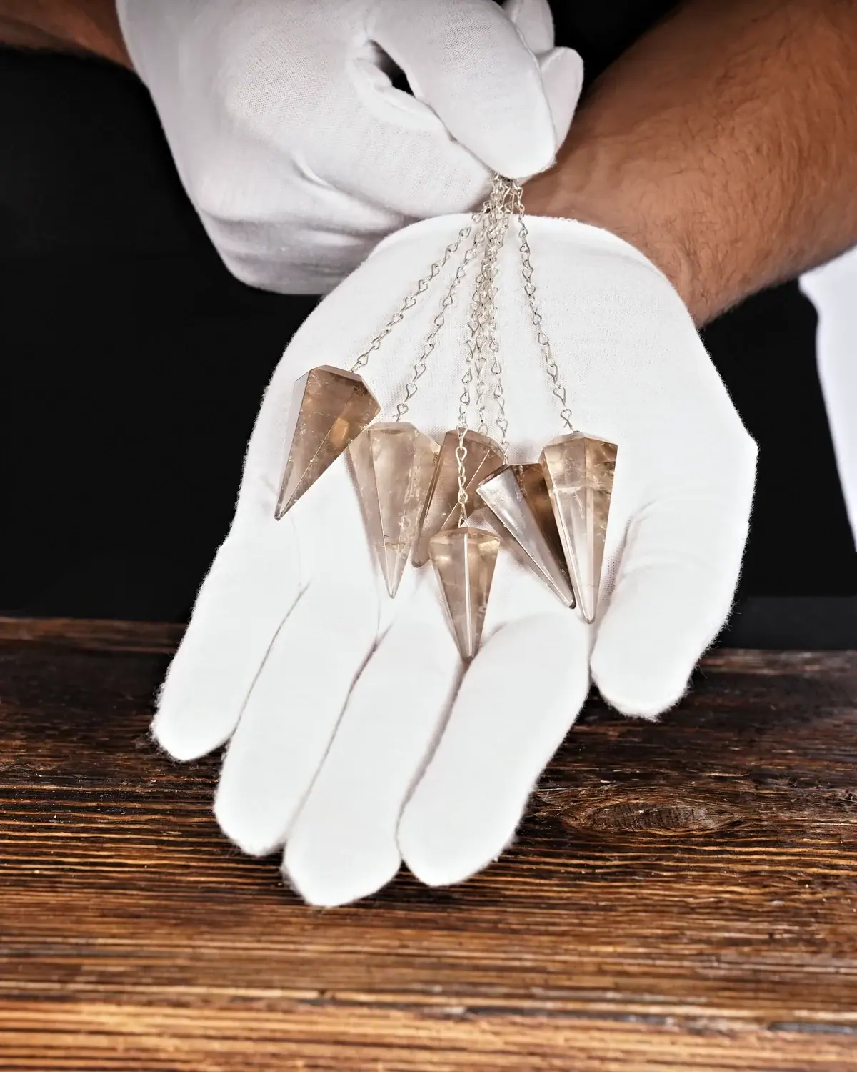 Bergkristall in weiss behandschuhten Händen