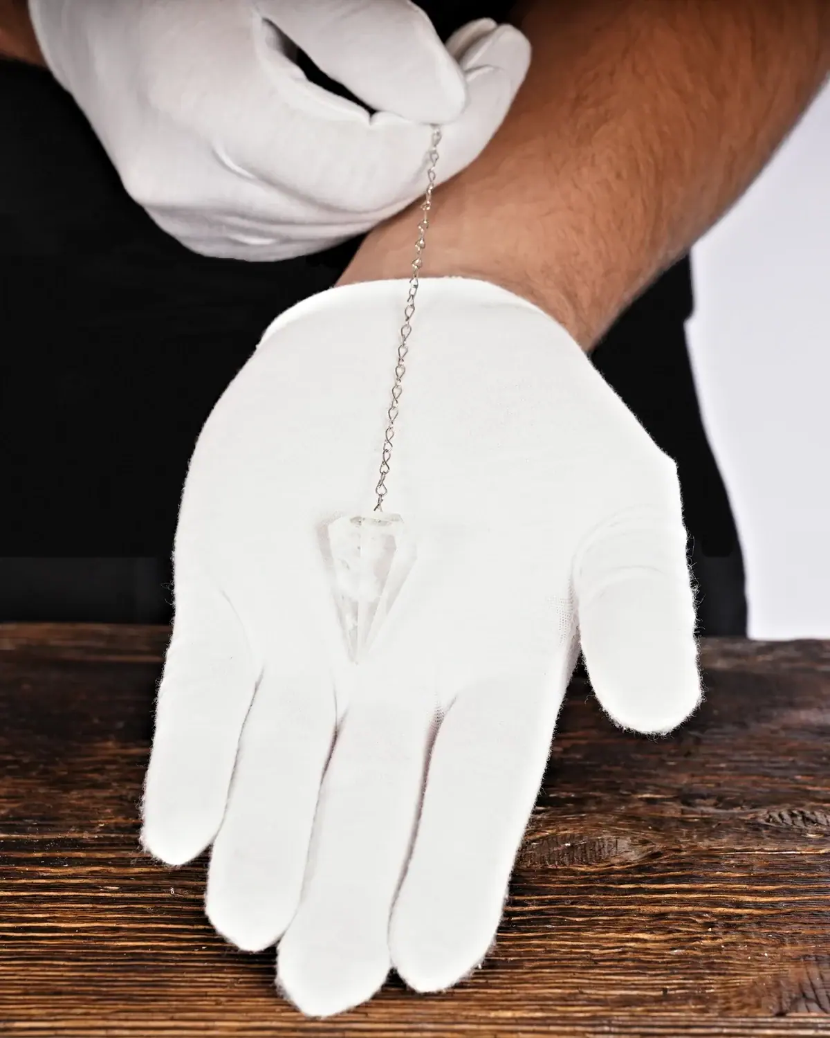Bergkristall in weiss behandschuhten Händen