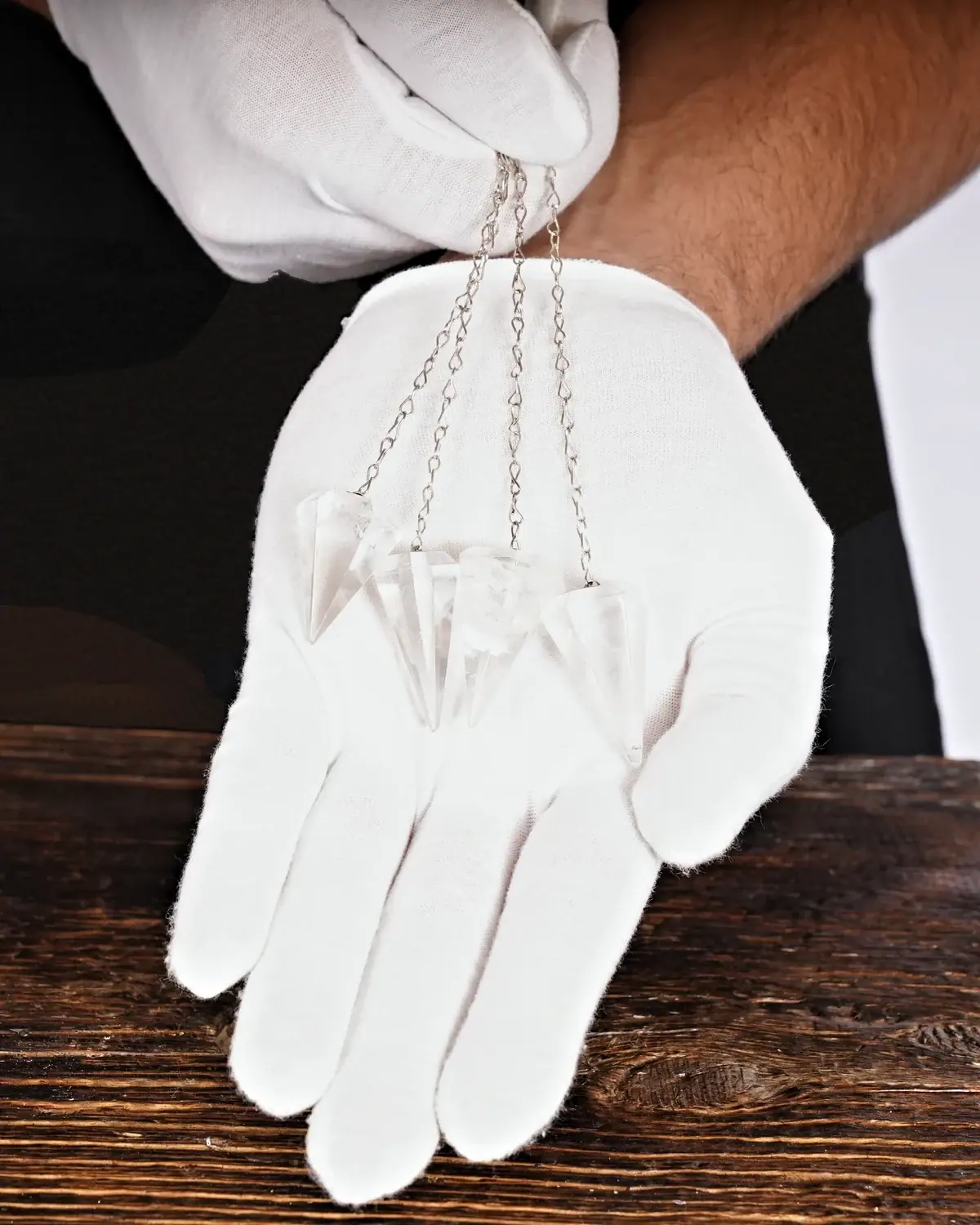 Bergkristall in weiss behandschuhten Händen