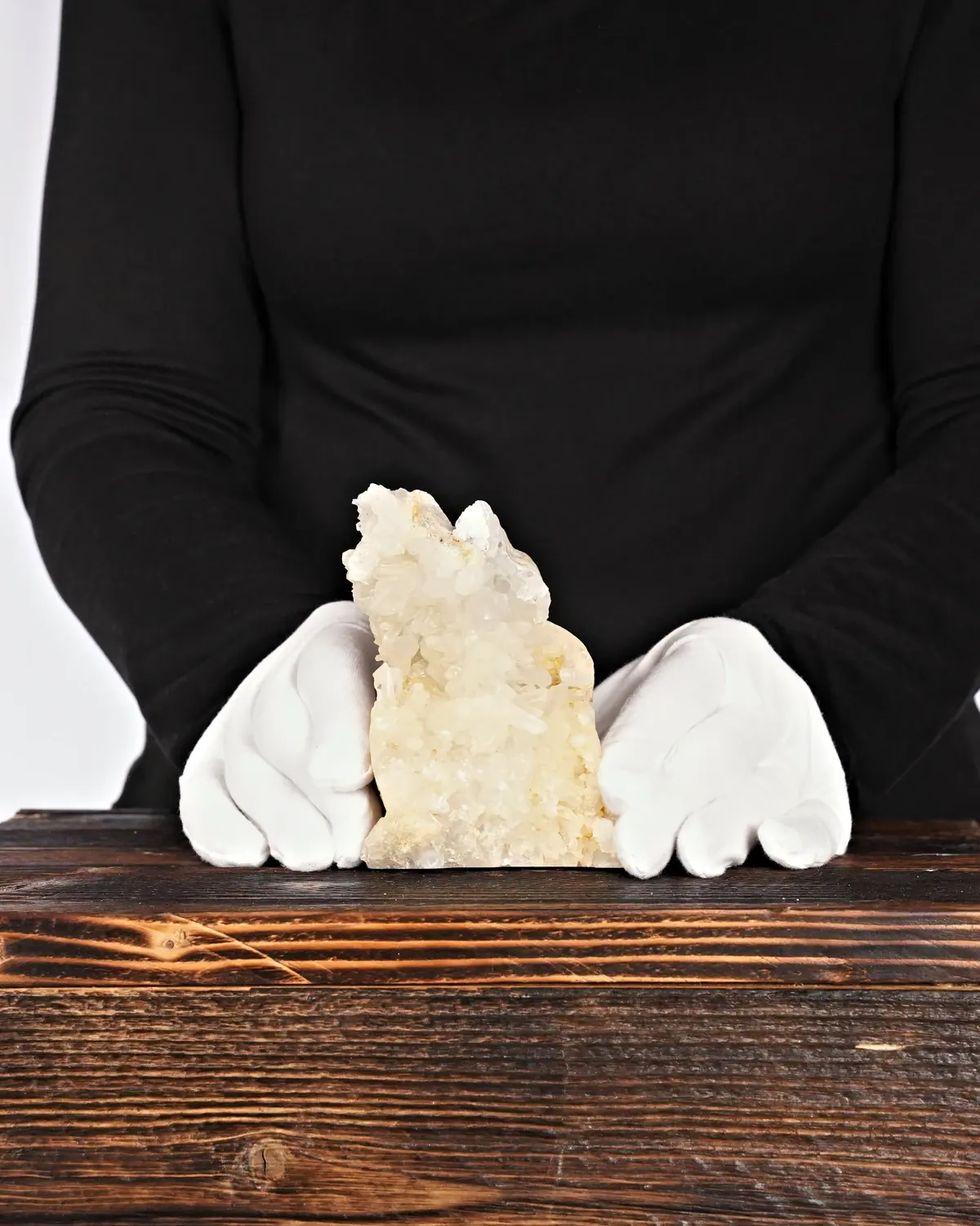 Bergkristall in weiss behandschuhten Händen