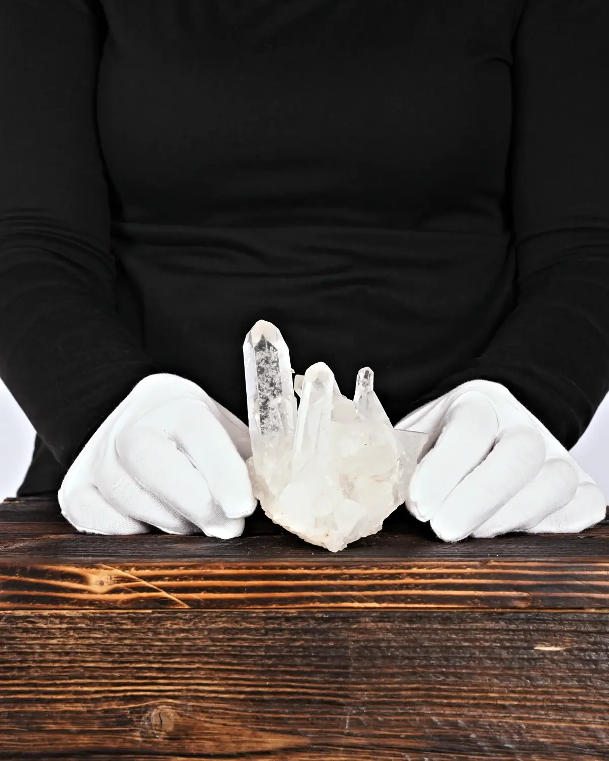 Bergkristall in weiss behandschuhten Händen