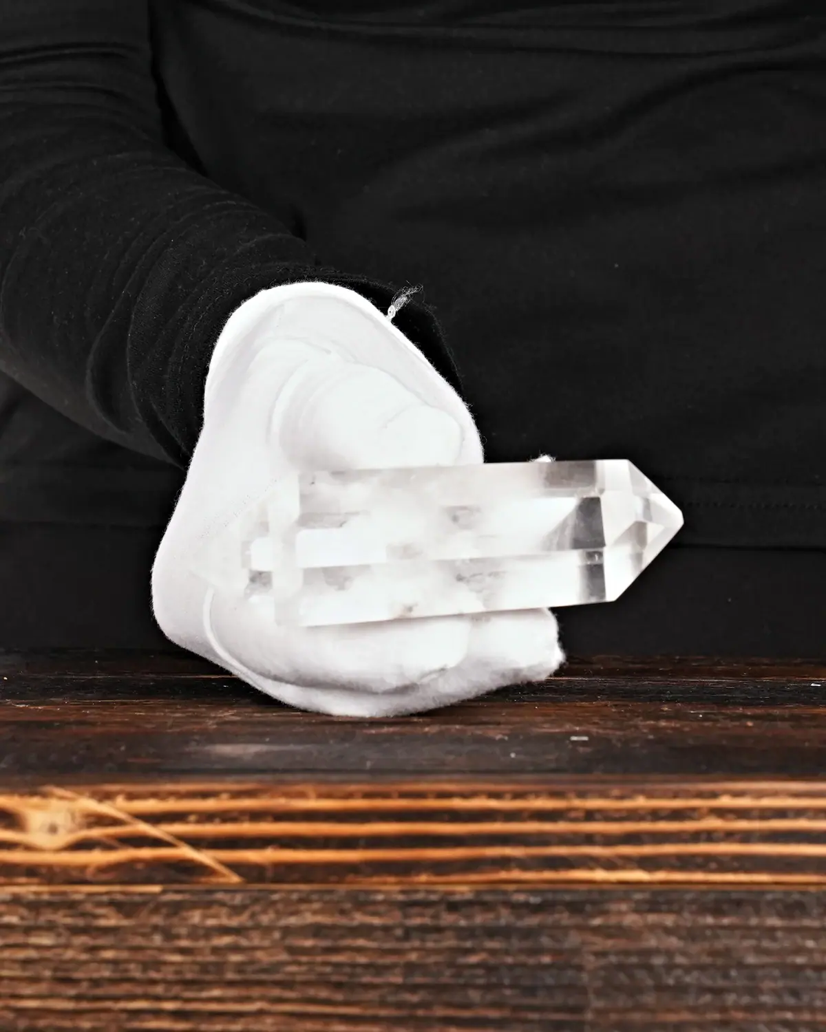 Bergkristall in weiss behandschuhten Händen