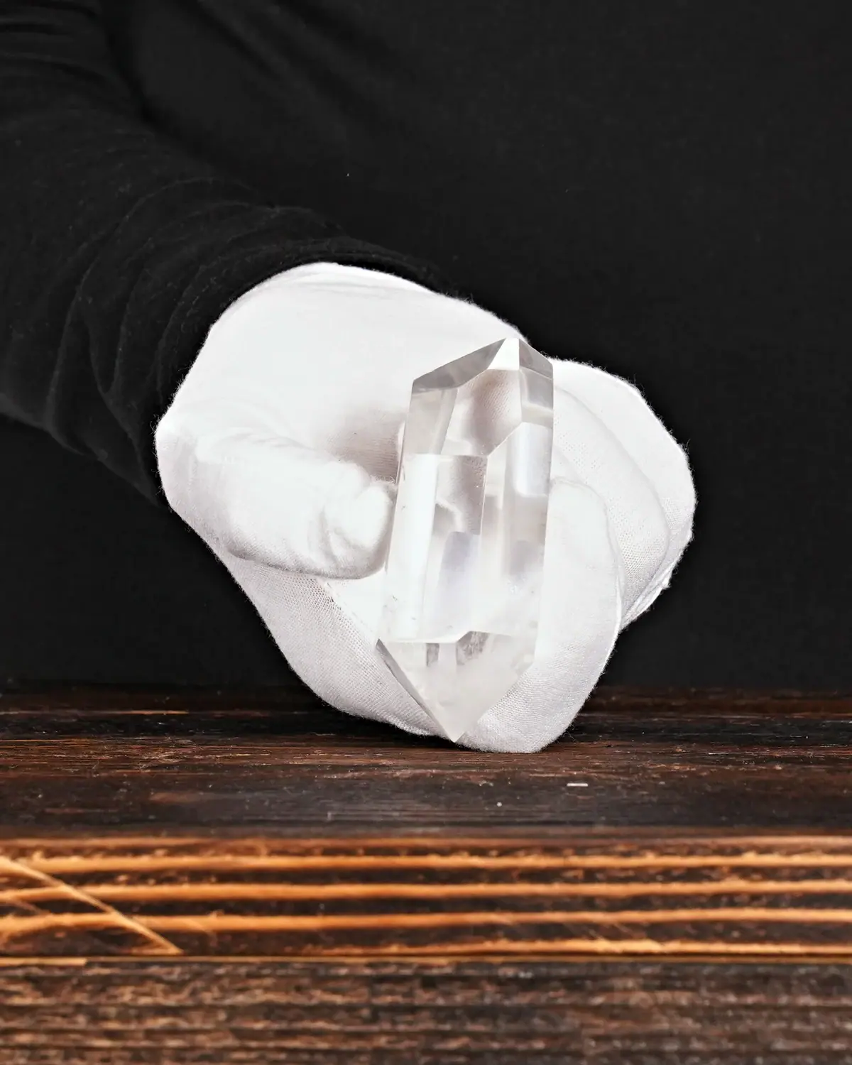 Bergkristall in weiss behandschuhten Händen