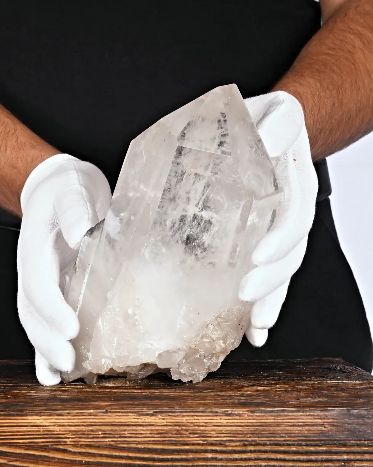 Bergkristall in weiss behandschuhten Händen
