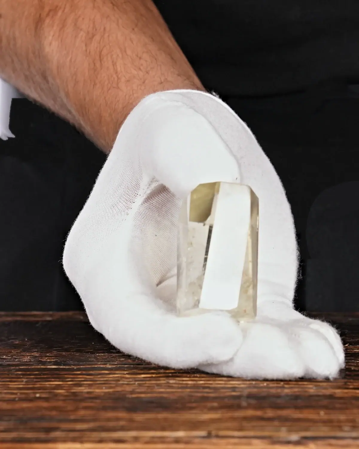 Citrin in weiss behandschuhten Händen