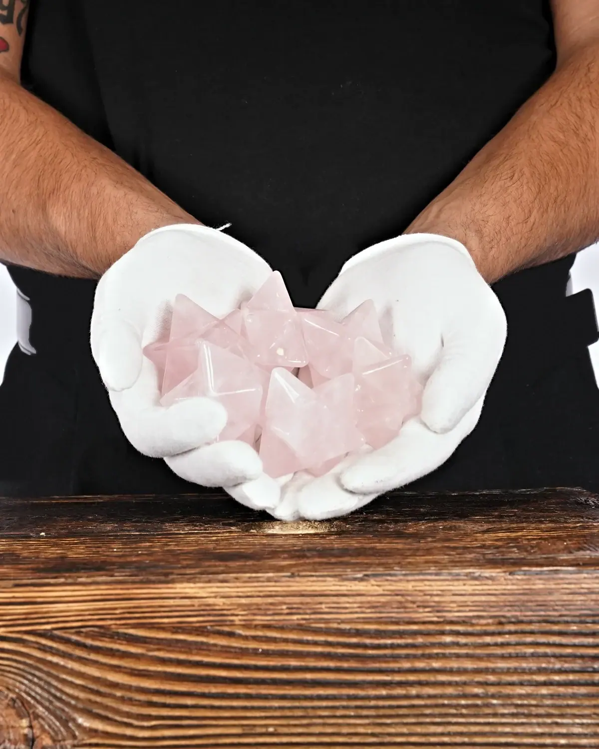 Rosenquarz in weiss behandschuhten Händen