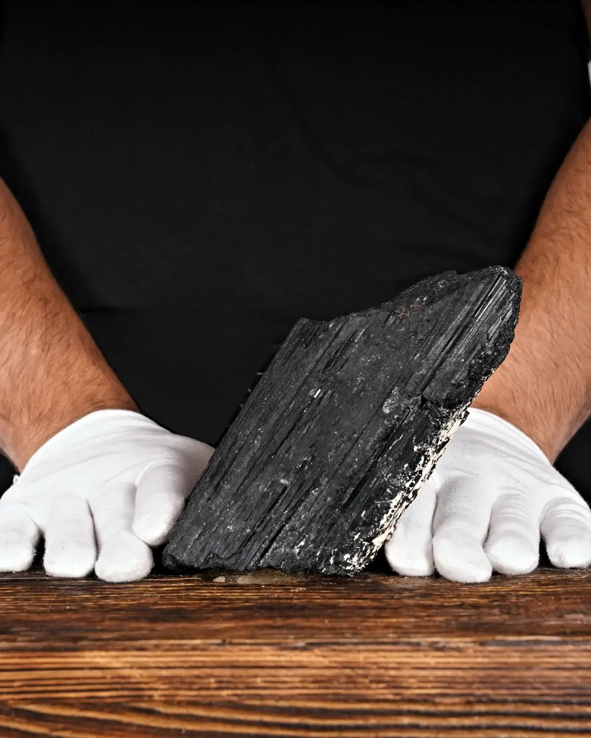 Turmalin in weiss behandschuhten Händen