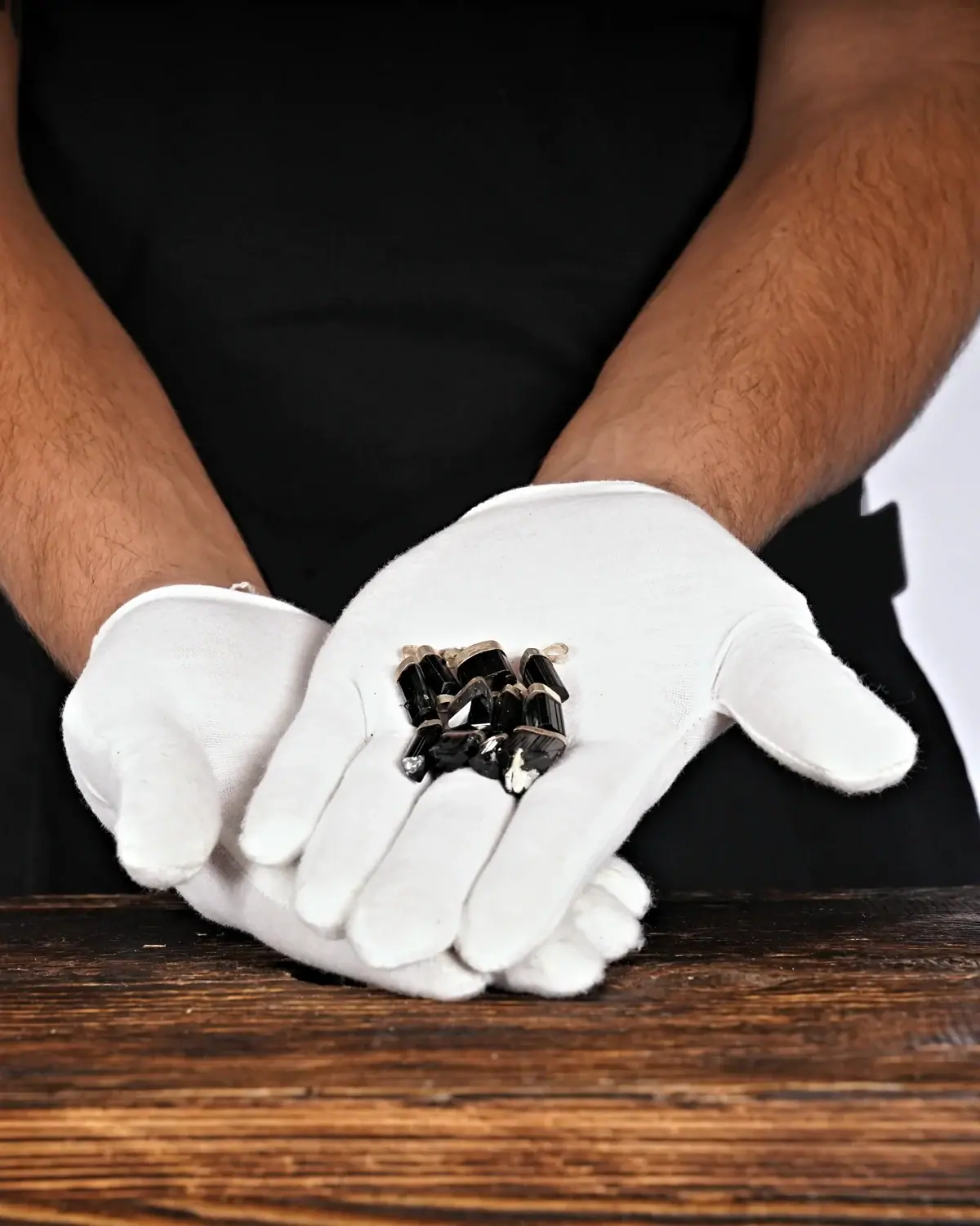 Turmalin in weiss behandschuhten Händen