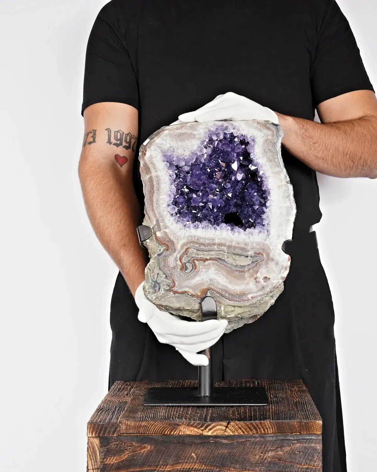 Achat Amethyst auf Ständer Nr. 1 in weiss behandschuhten Händen