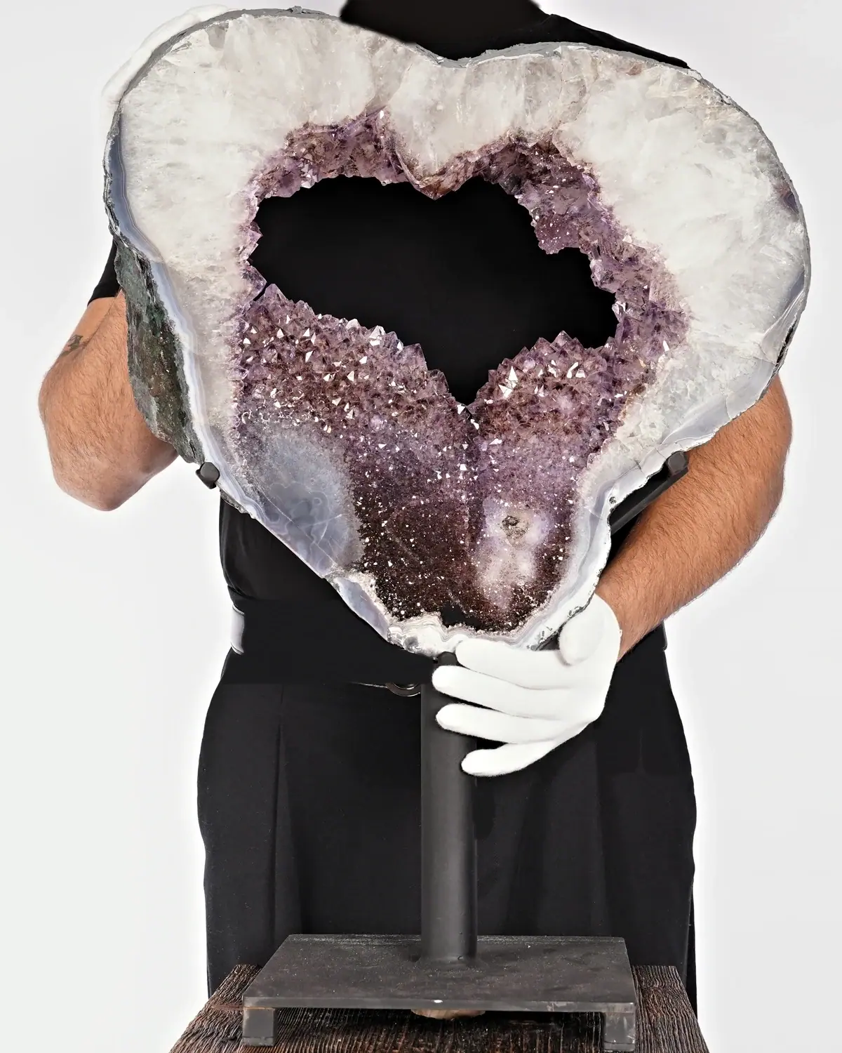 Achat Amethyst Herz Nr. 3 in weiss behandschuhten Händen