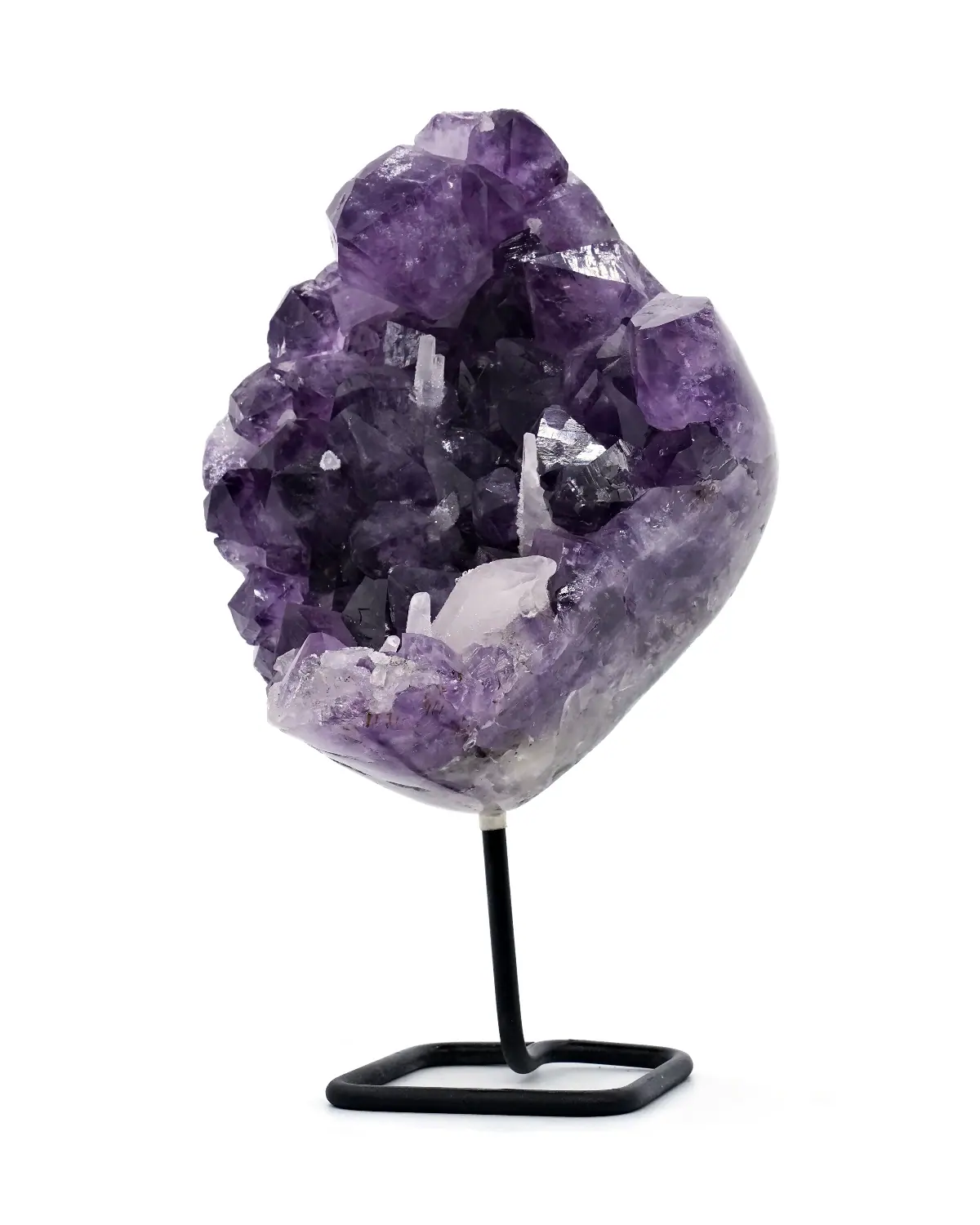 Polierte Amethystgruppe mit Calcit-Türmen und -Spitzen auf dem Ständer