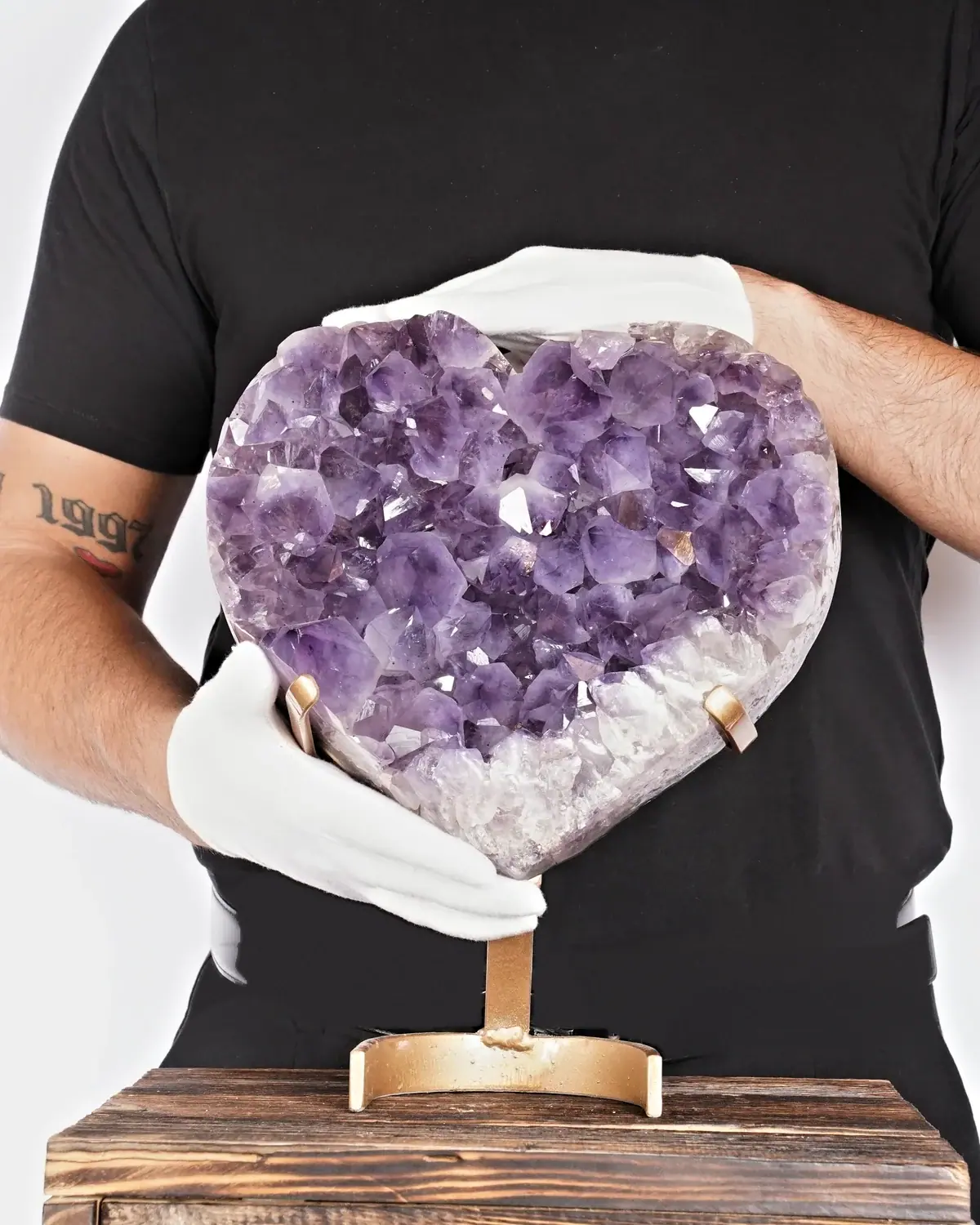 Amethyst Herz Nr. 187 in weiss behandschuhten Händen