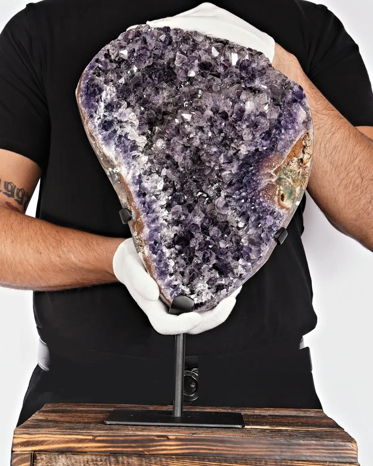 Amethyst auf Ständer Nr. 188 in weiss behandschuhten Händen