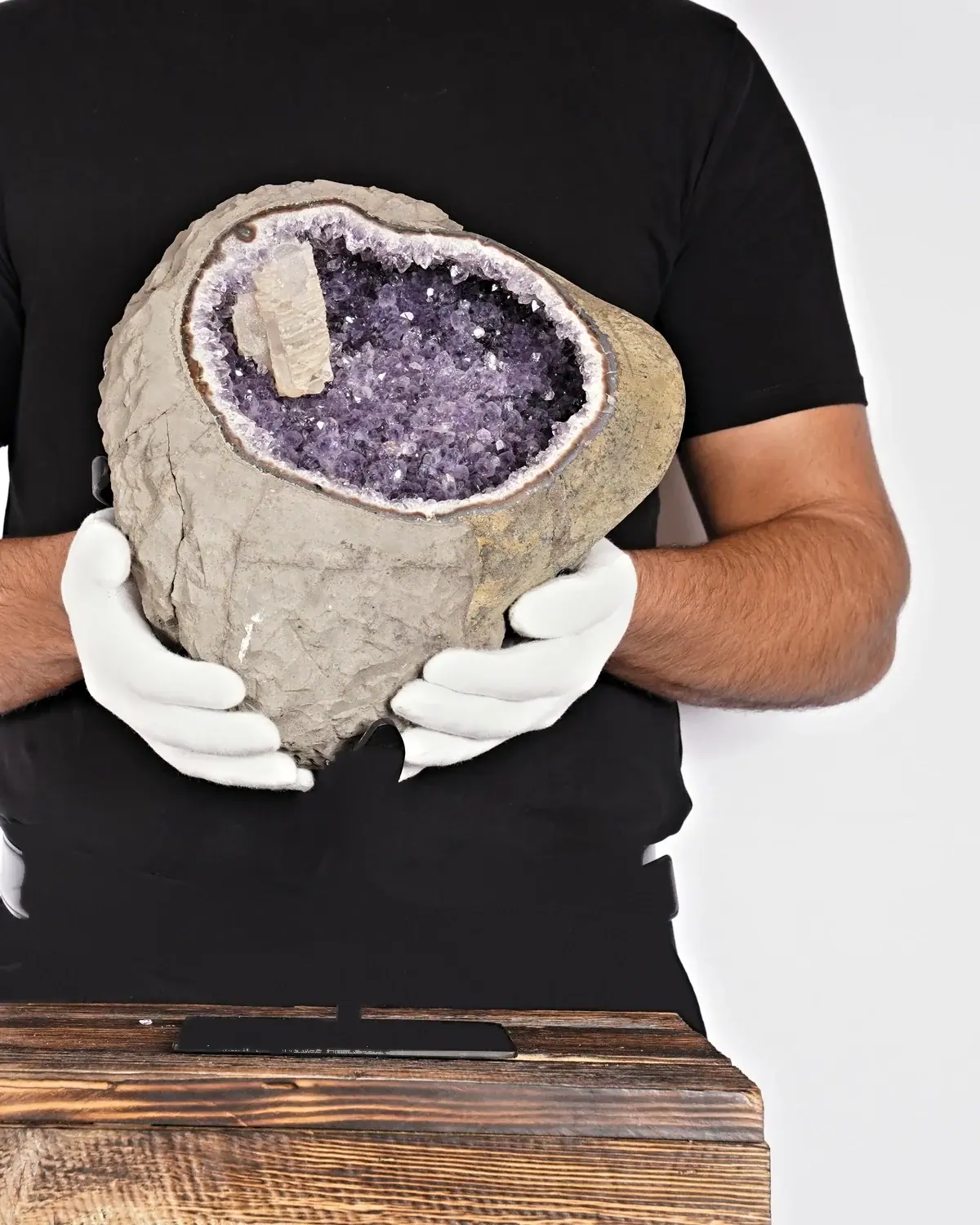 Amethyst auf Ständer Nr. 189 in weiss behandschuhten Händen