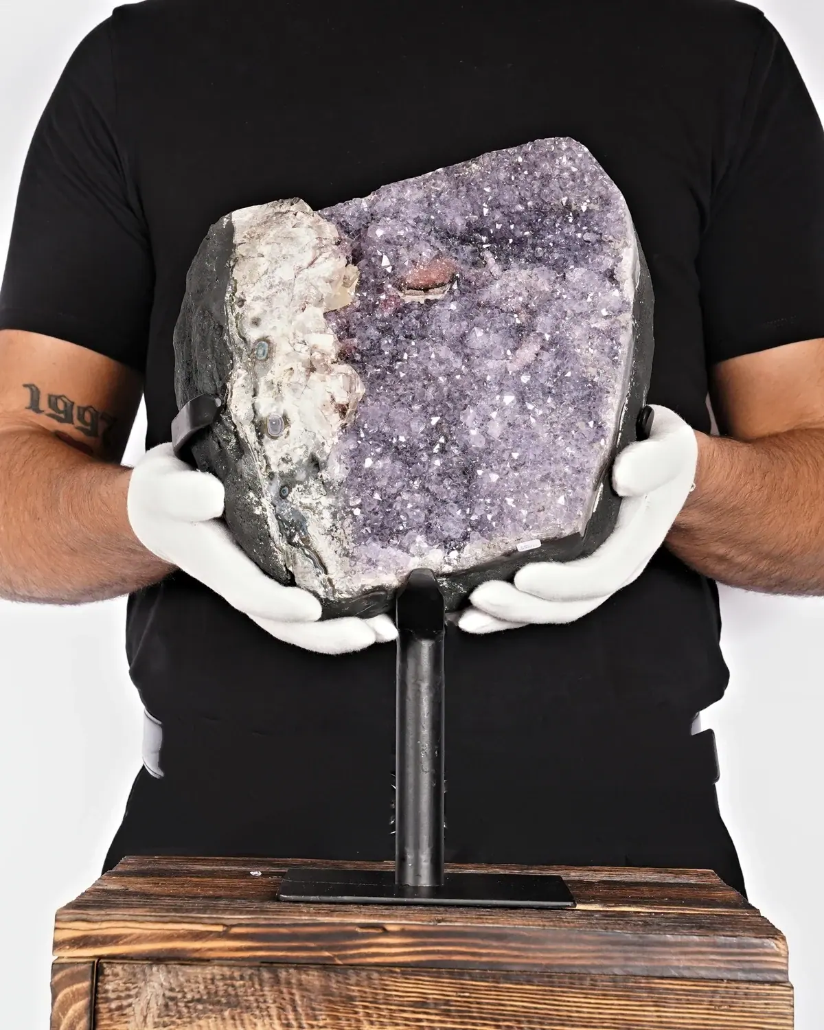 Amethyst auf Ständer Nr. 190 in weiss behandschuhten Händen