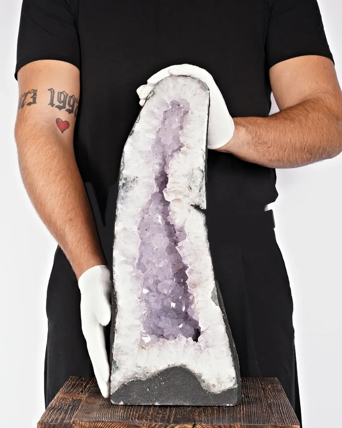 Amethyst Geode Nr. 191 in weiss behandschuhten Händen