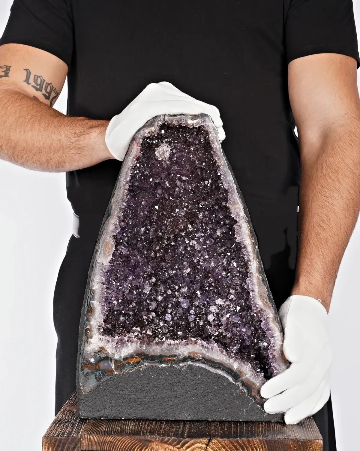 Amethyst Geode Nr. 192 in weiss behandschuhten Händen