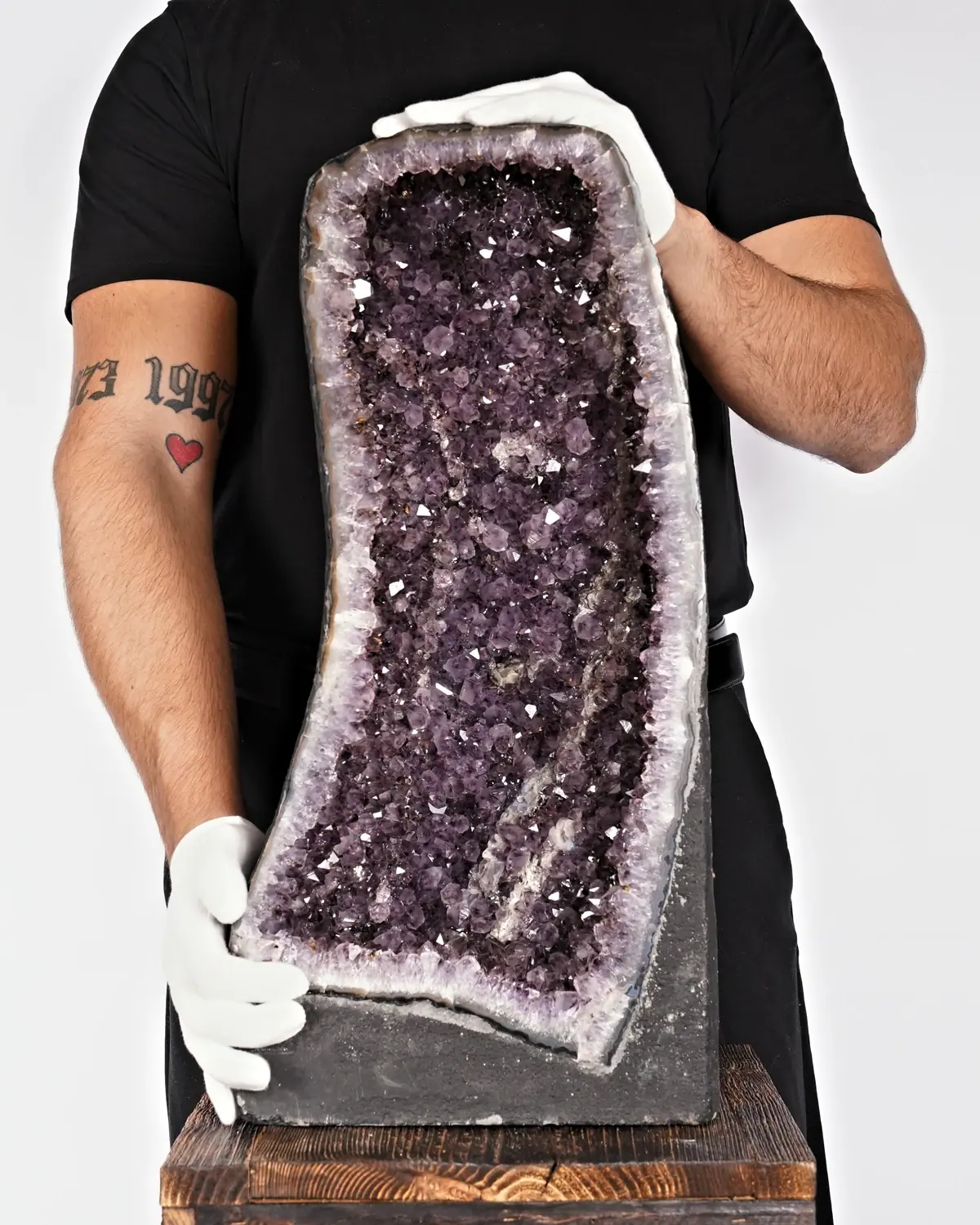 Amethyst Geode Nr. 193 in weiss behandschuhten Händen