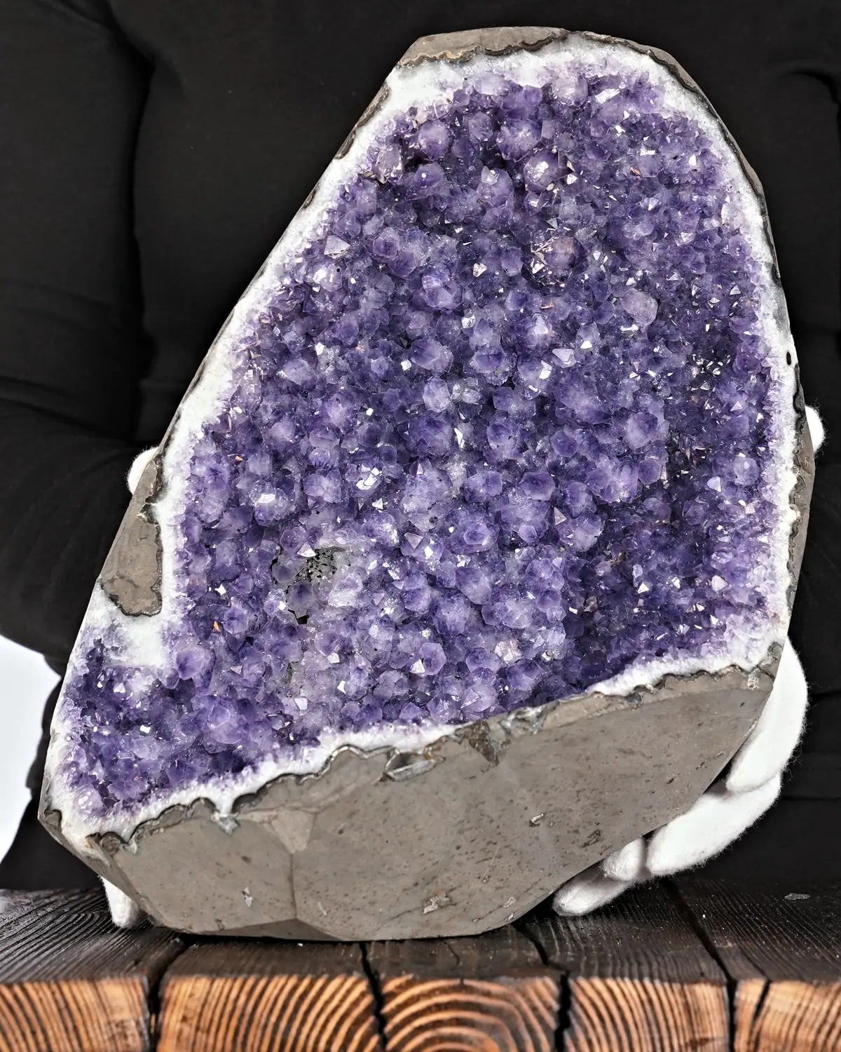Amethyst Druse Nr. 196 in weiss behandschuhten Händen