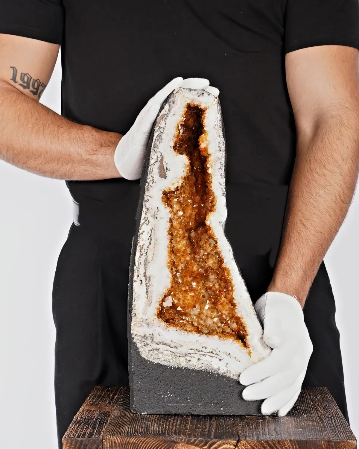 Citrin Geode Nr. 2 in weiss behandschuhten Händen
