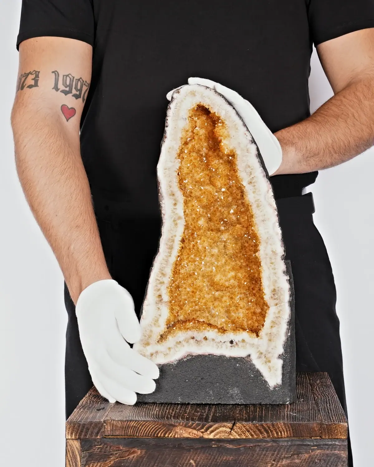 Citrin Geode Nr. 3 in weiss behandschuhten Händen