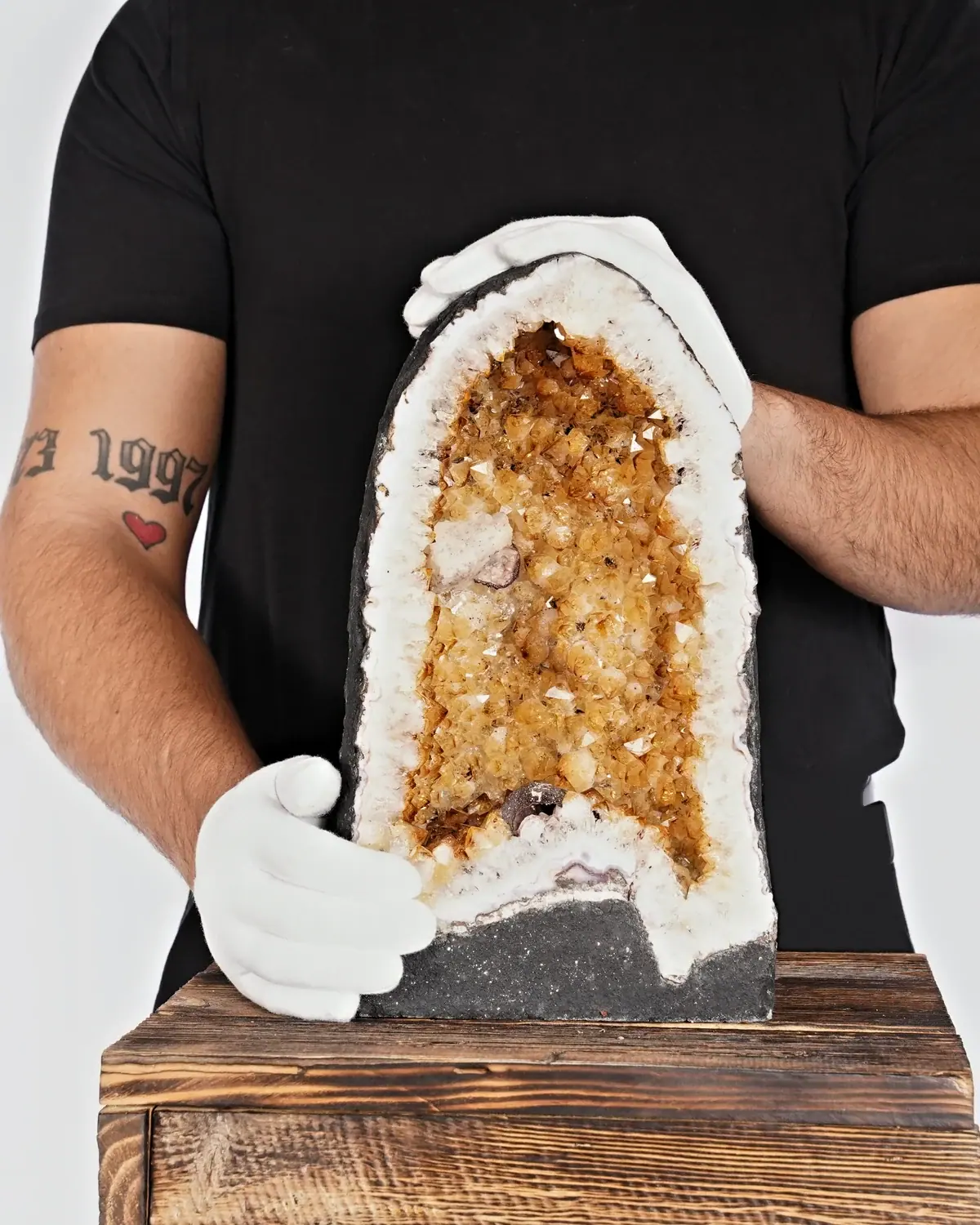 Citrin Geode Nr. 4 in weiss behandschuhten Händen