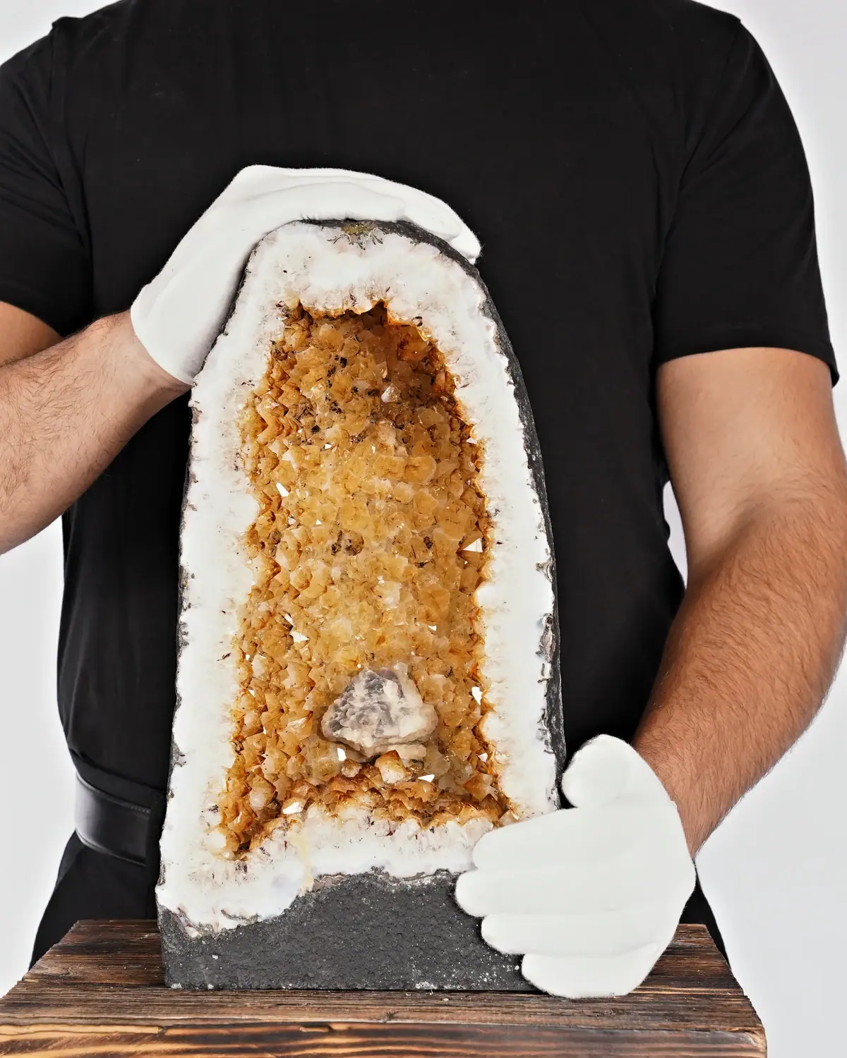 Citrin Geode Nr. 5 in weiss behandschuhten Händen