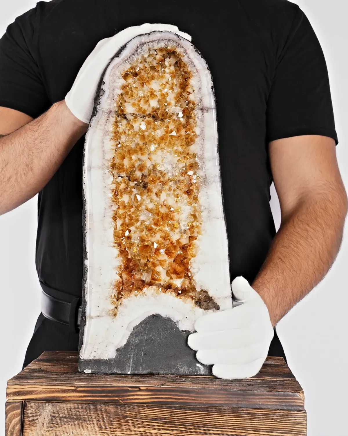 Citrin Geode Nr. 6 in weiss behandschuhten Händen