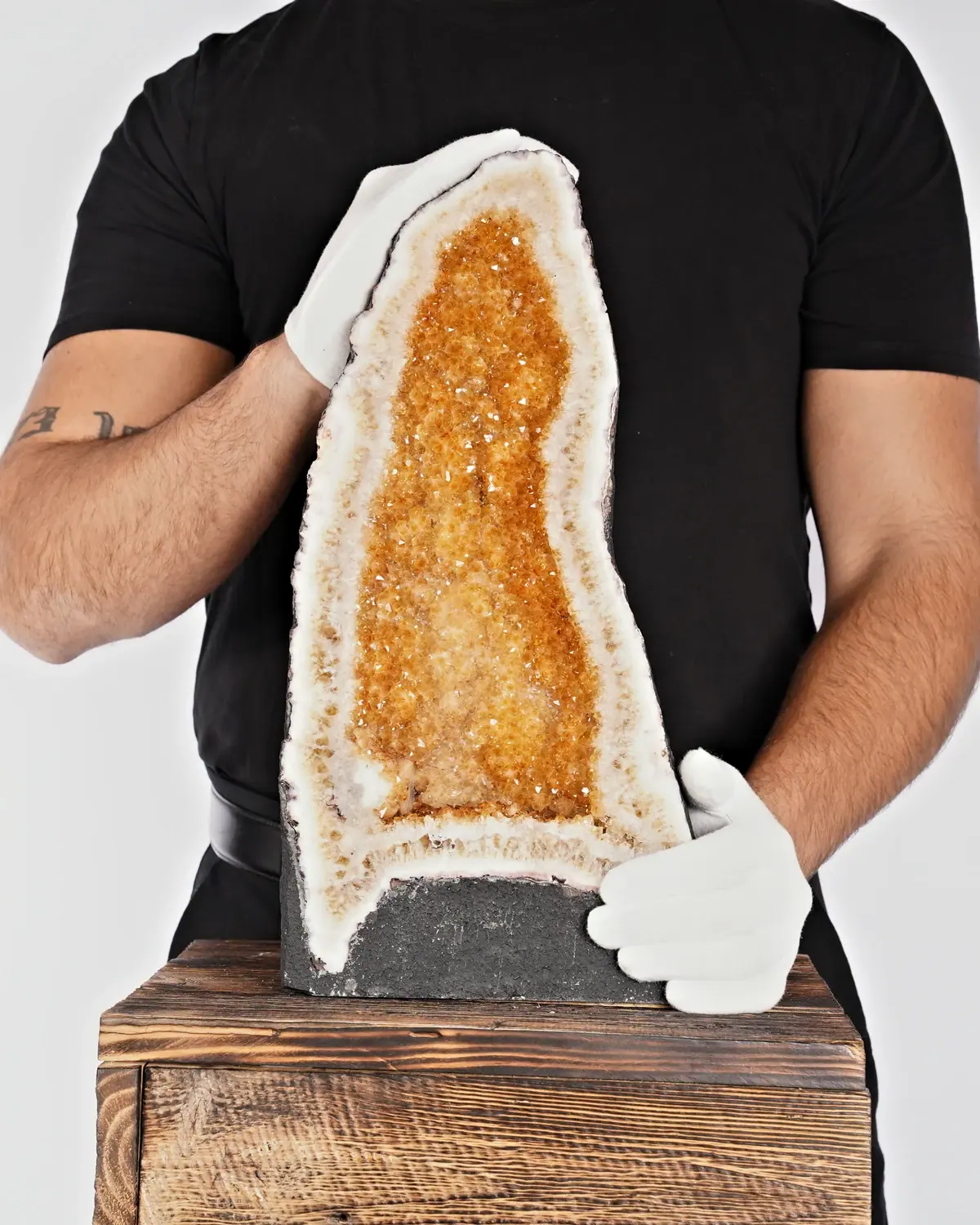 Citrin Geode Nr. 7 in weiss behandschuhten Händen