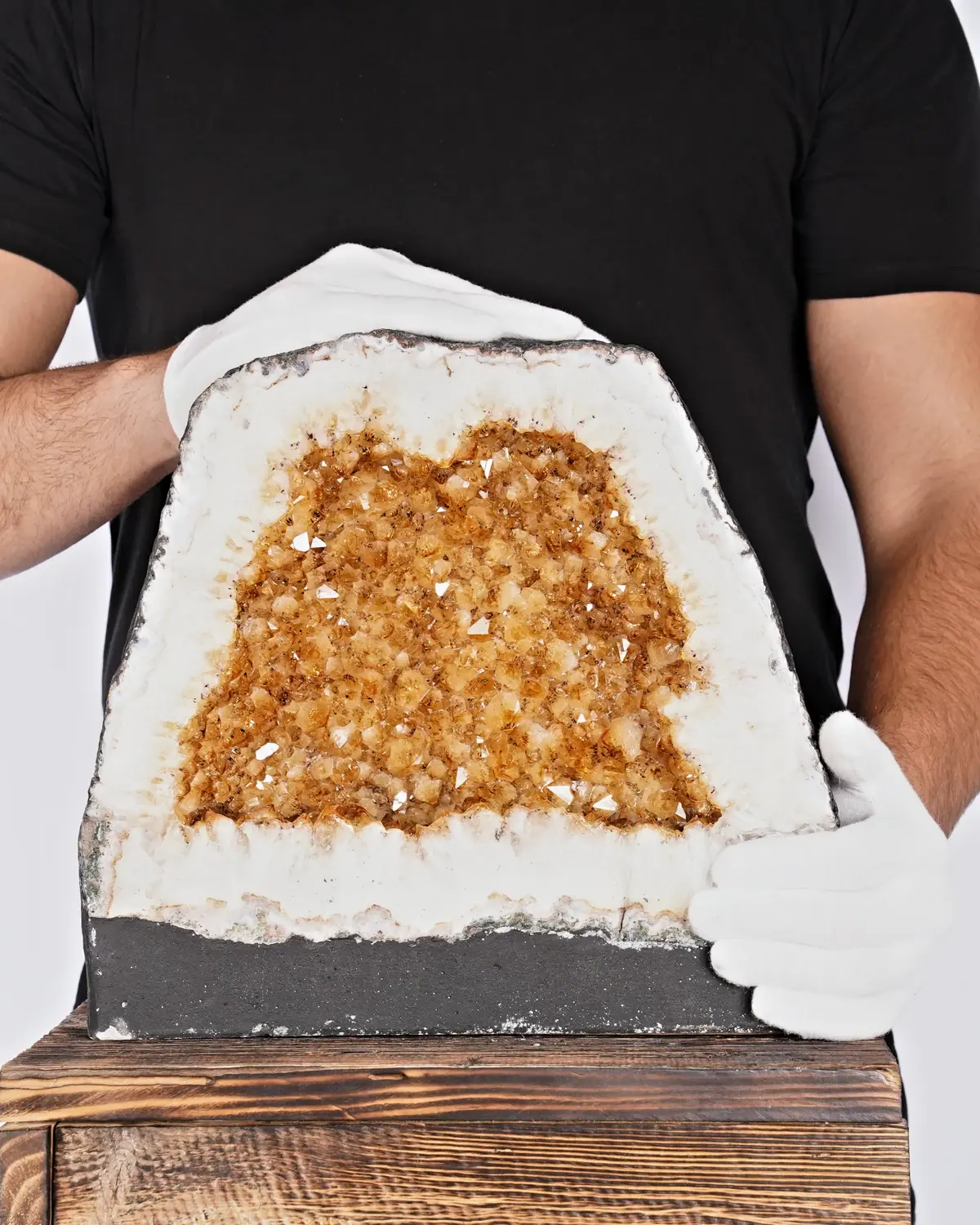 Citrin Geode Nr. 8 in weiss behandschuhten Händen