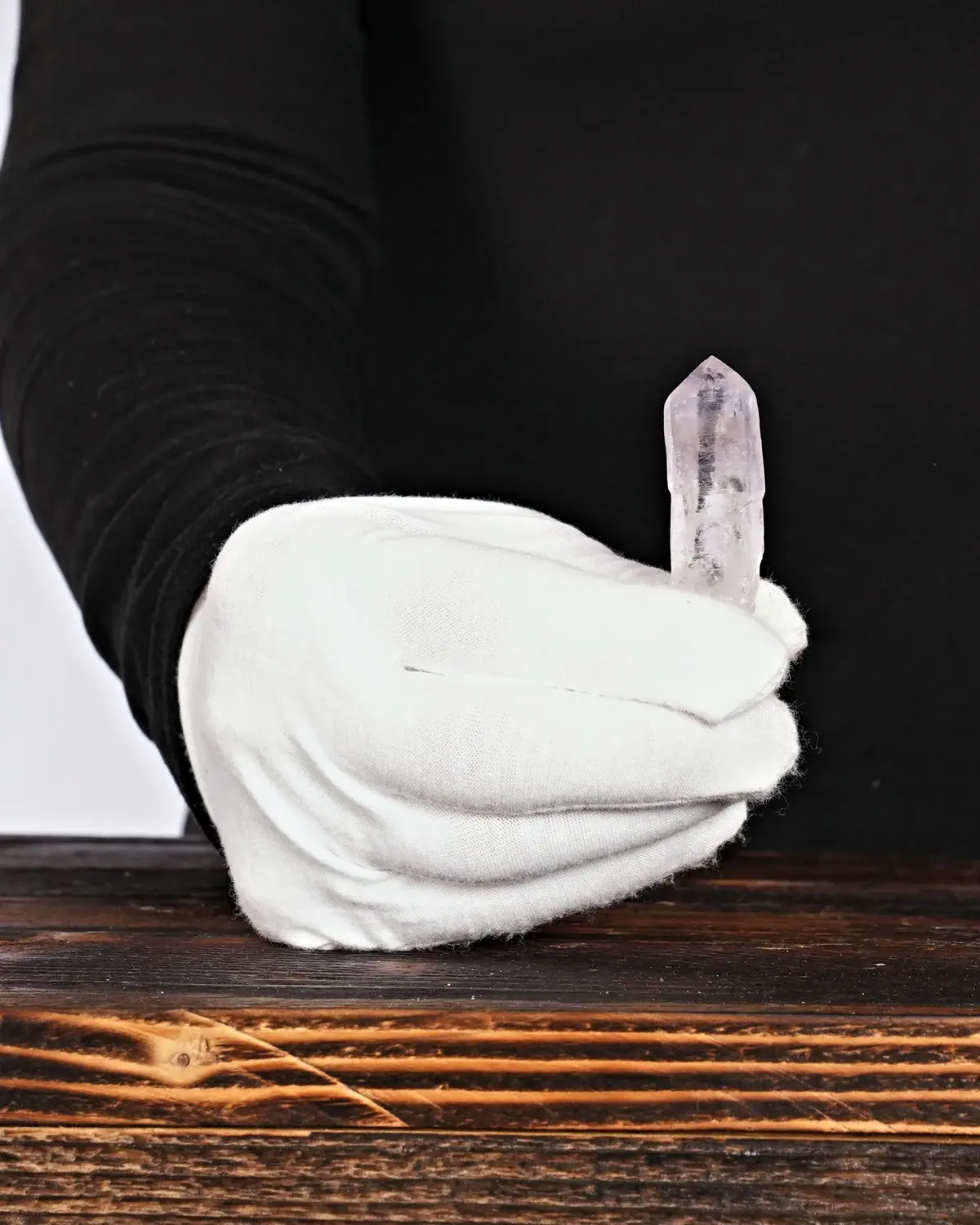 Die Vera-Cruz-Spitzen in weiss behandschuhten Händen