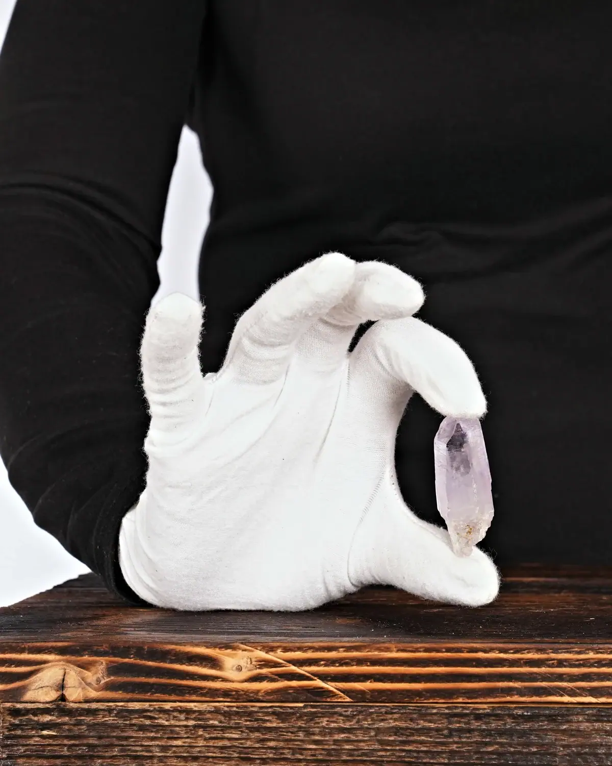 Die Vera-Cruz-Spitzen in weiss behandschuhten Händen