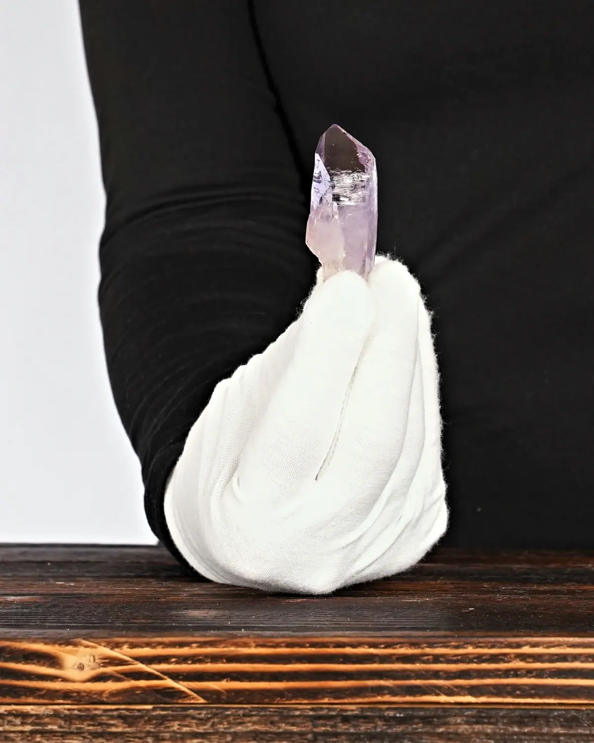 Die Vera-Cruz-Spitzen in weiss behandschuhten Händen