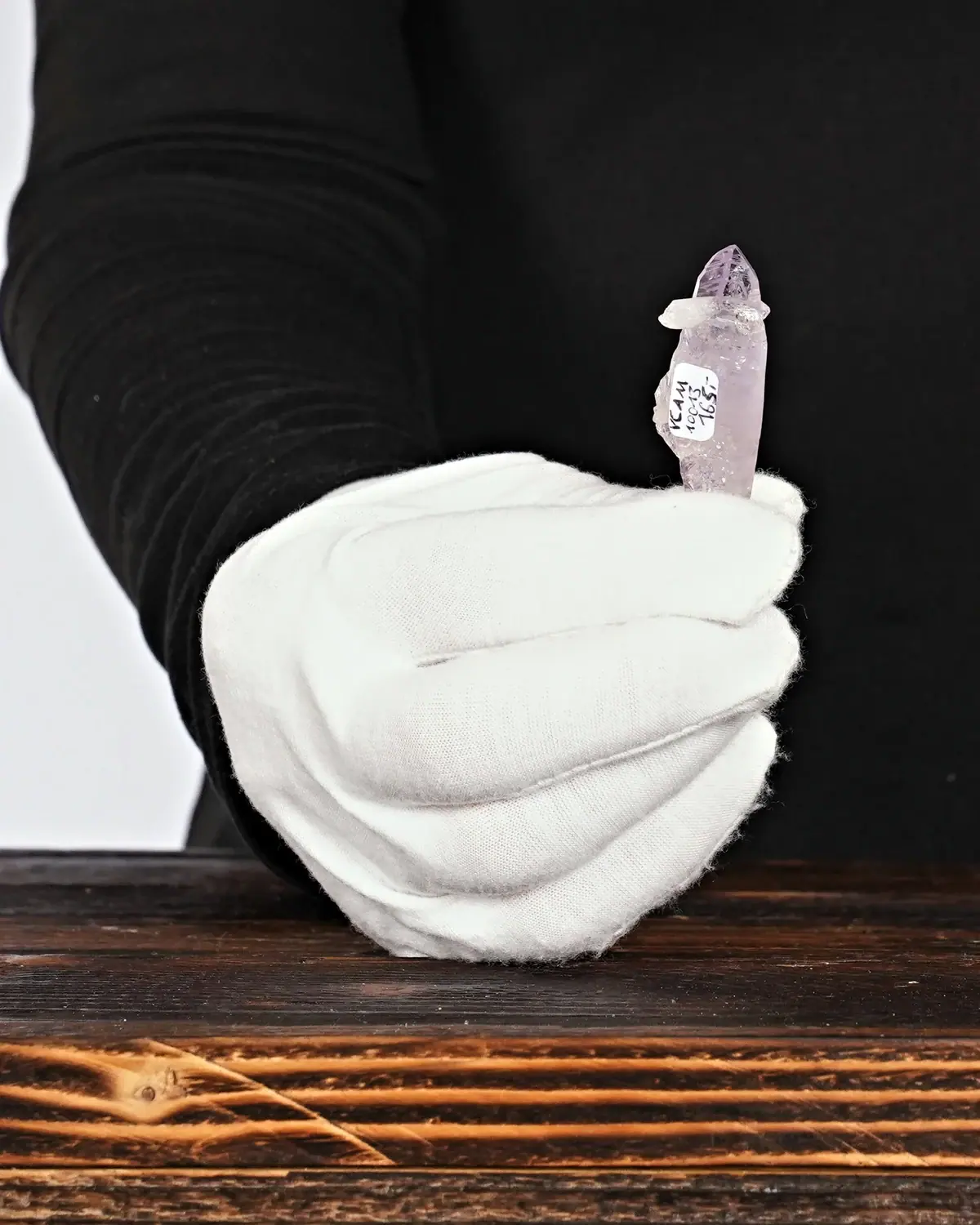 Amethyst Spitze Nr. 13 in weiss behandschuhten Händen