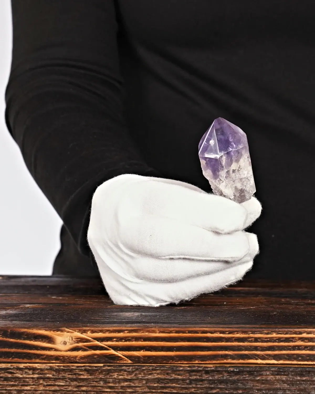 Amethyst Spitzen Nr. 28 in weiss behandschuhten Händen