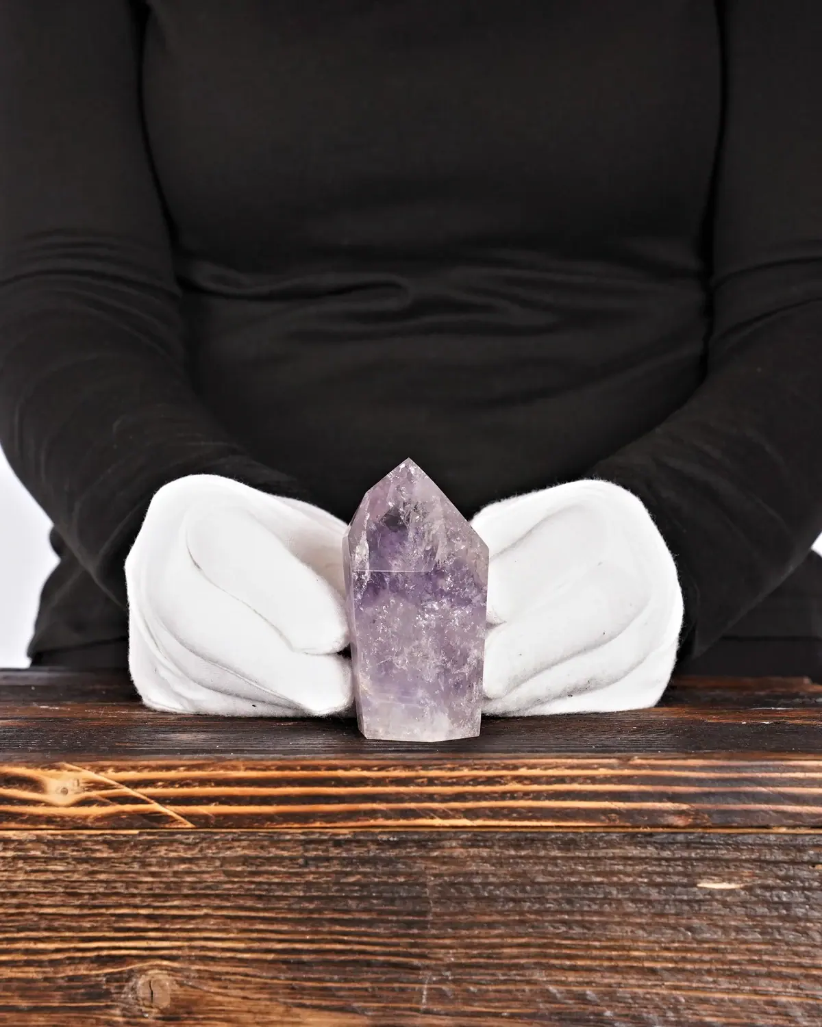 Polierte Amethystspitze Nr. 35 in weiss behandschuhten Händen