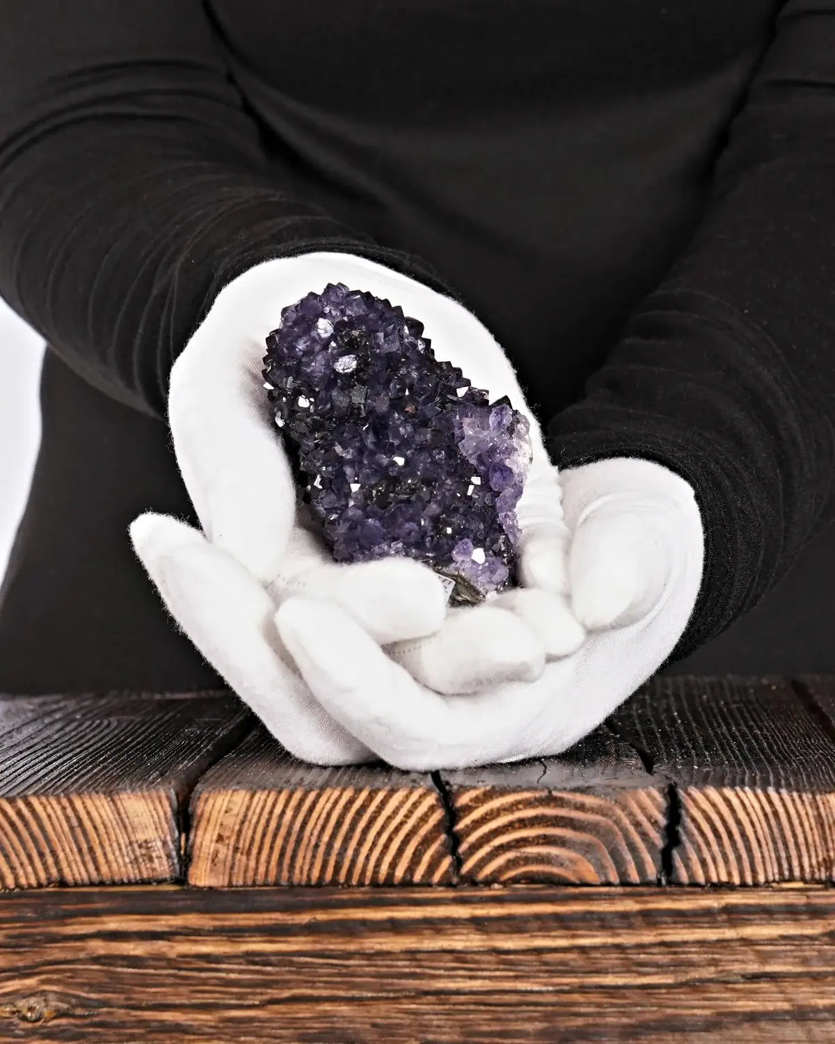 Der Amethyst mit dem starken Violett in weiss behandschuhten Händen
