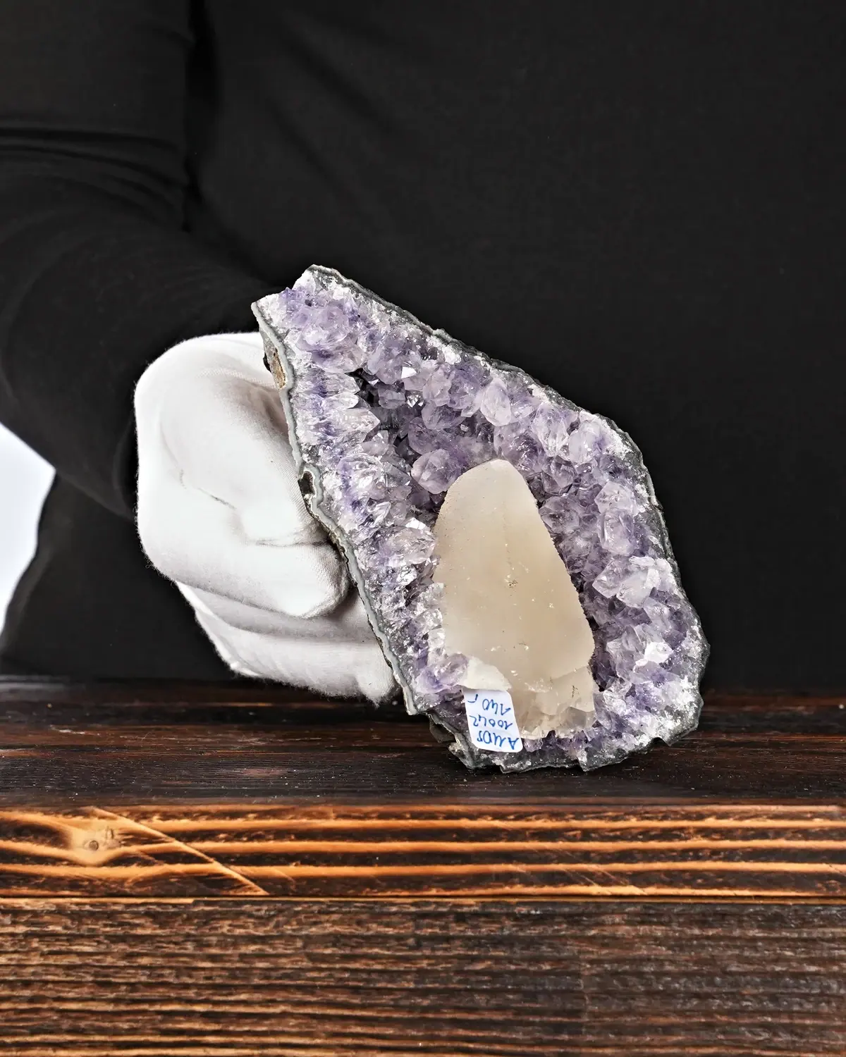 Amethyst Geode Nr. 53 in weiss behandschuhten Händen